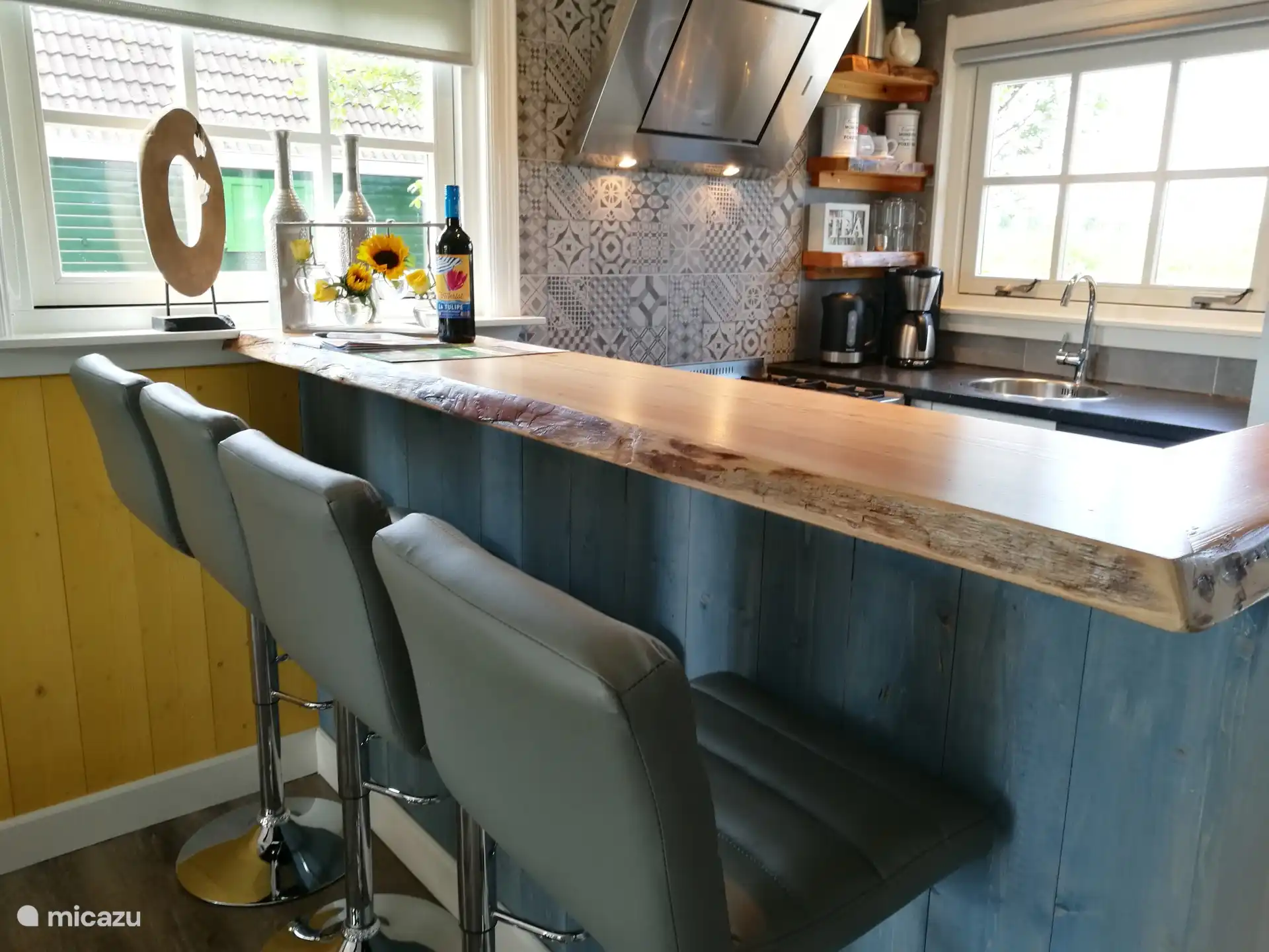 Het barretje naast de keuken biedt een fijne plek voor een glas wijn.