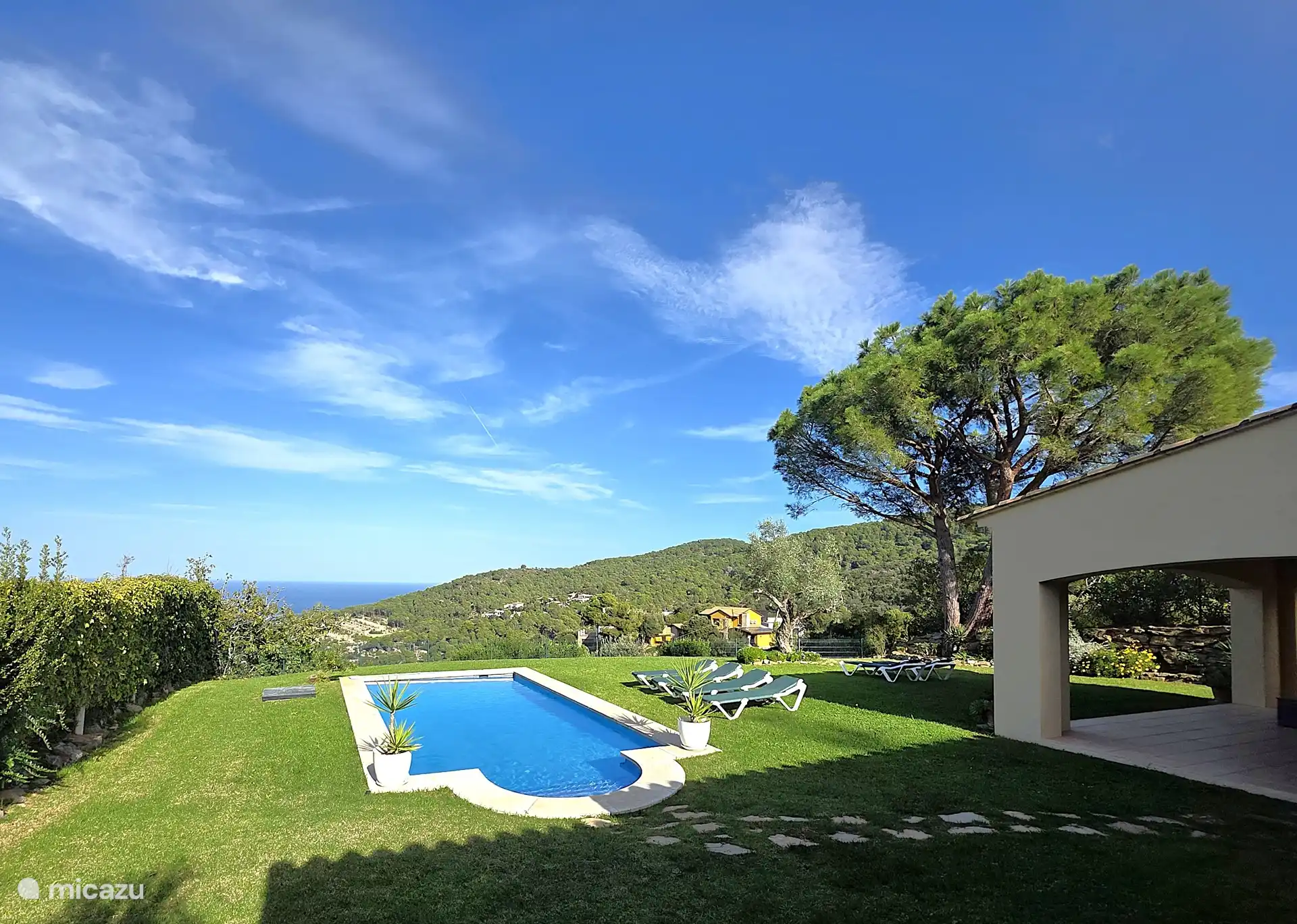 Jardín y piscina Villa Brun