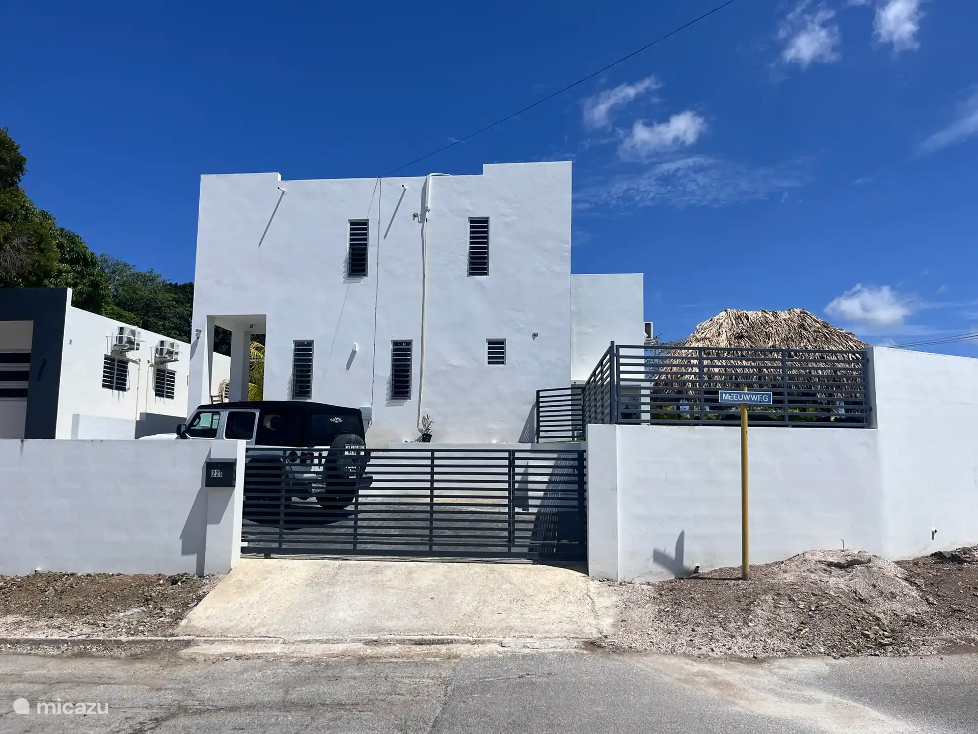 Eingang mit privatem Parkplatz