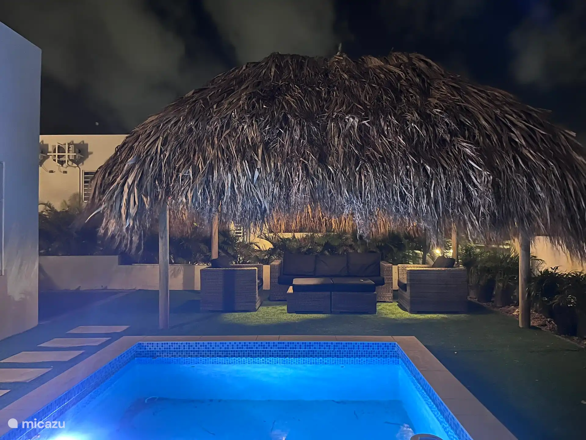 Abends Schwimmbecken