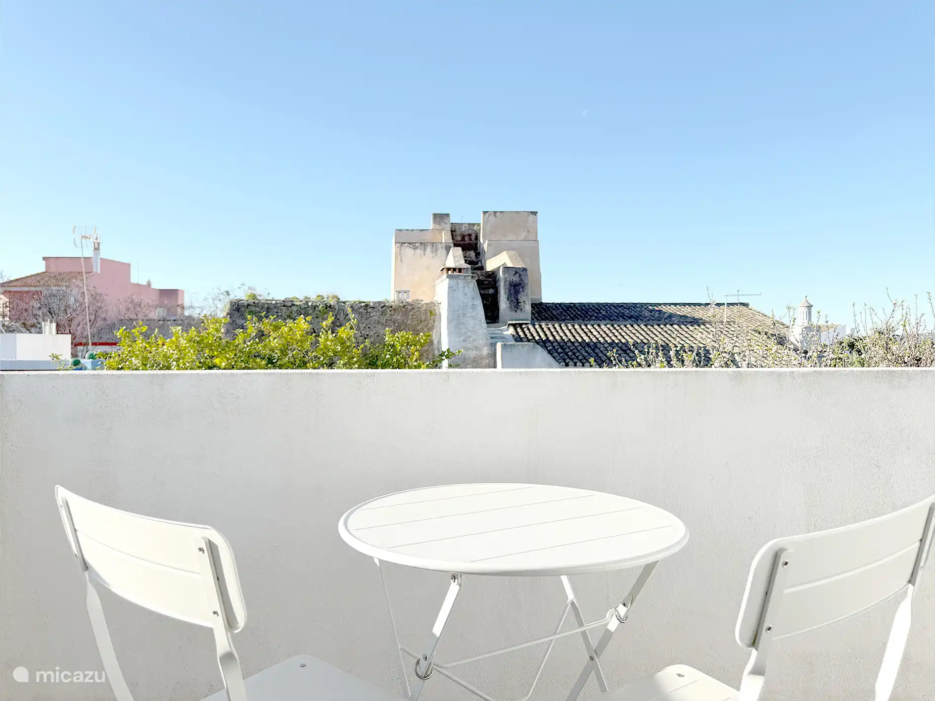Sonnenliger Balkon mit atemberaubendem Blick über Täler und der antike Wachturm aus dem 13. Jahrhundert.