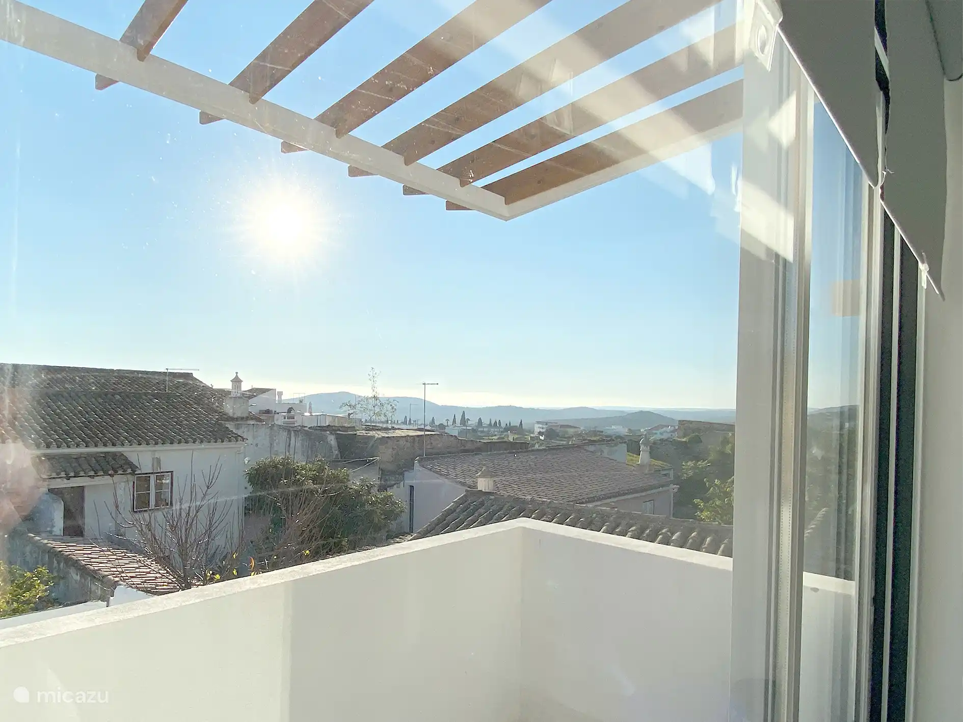 Sonnenliger Balkon mit atemberaubendem Blick über Täler und der antike Wachturm aus dem 13. Jahrhundert.