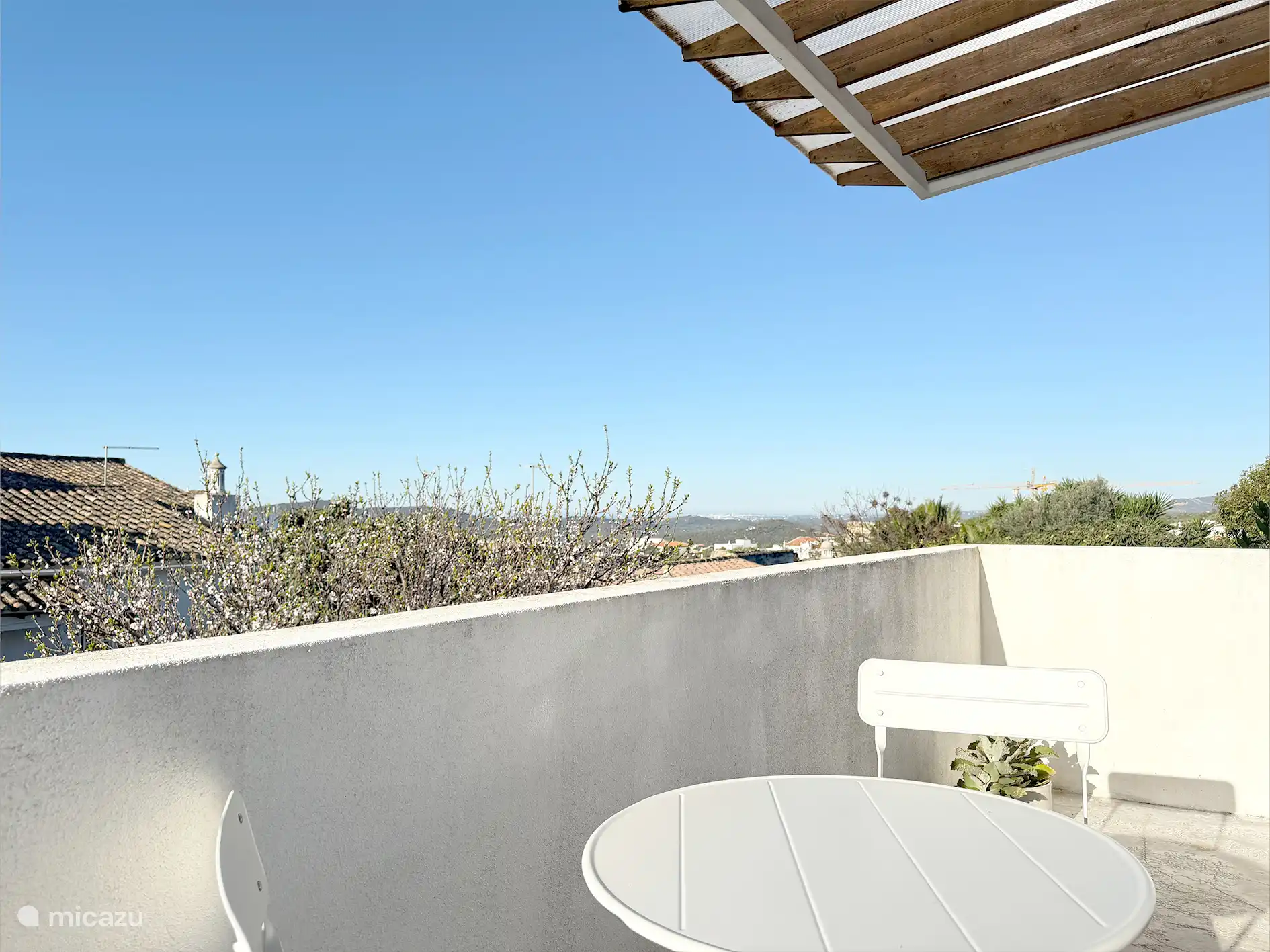 Sonnenliger Balkon mit atemberaubendem Blick über Täler und der antike Wachturm aus dem 13. Jahrhundert.