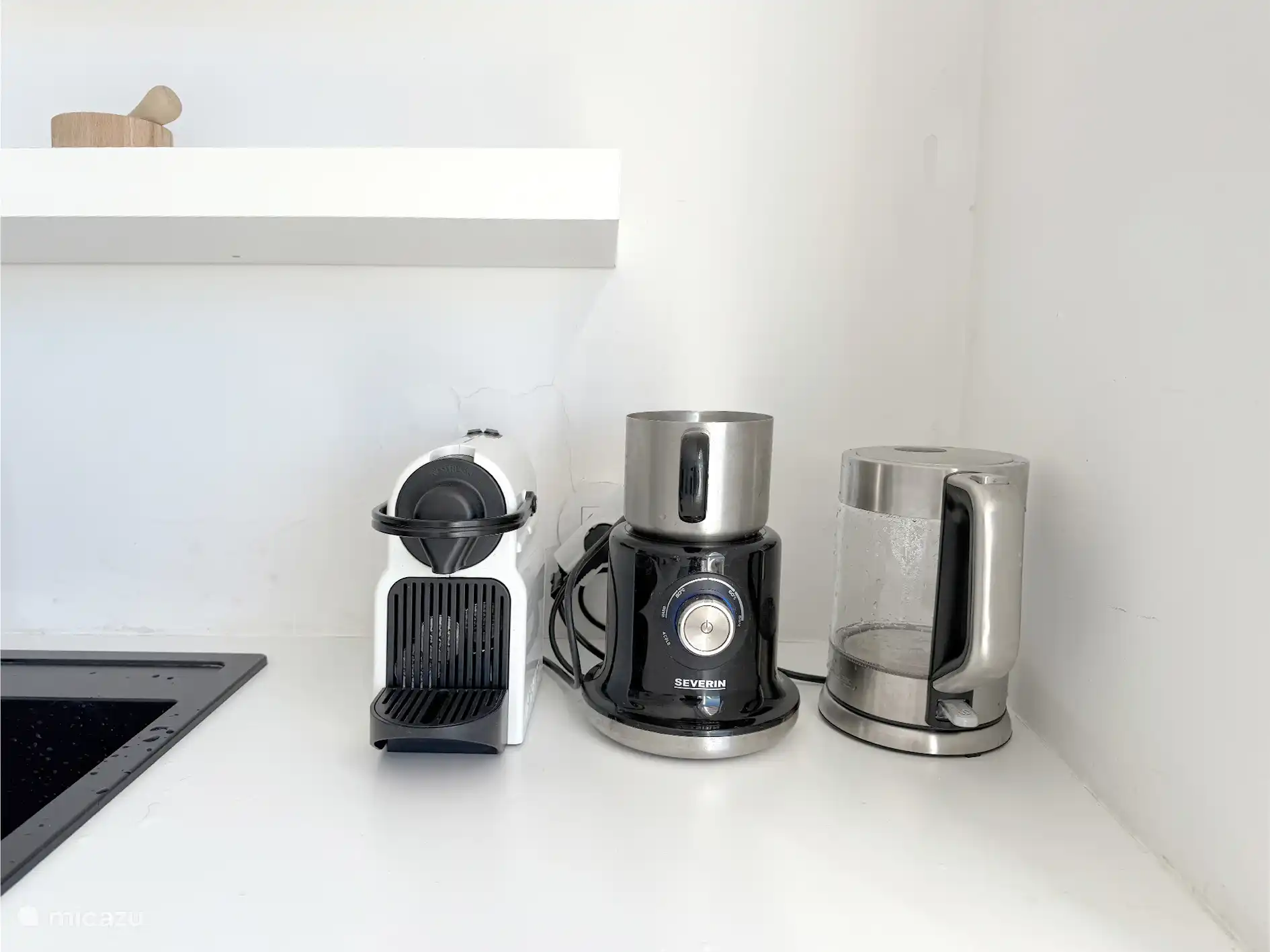 Kaffeemaschine, Milchaufschäumer und Wasserkocher. Ein Toaster steht ebenfalls zur Verfügung. 