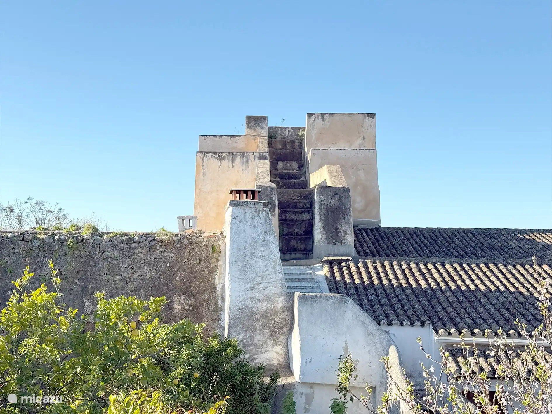 Sonnenliger Balkon mit atemberaubendem Blick über Täler und der antike Wachturm aus dem 13. Jahrhundert.