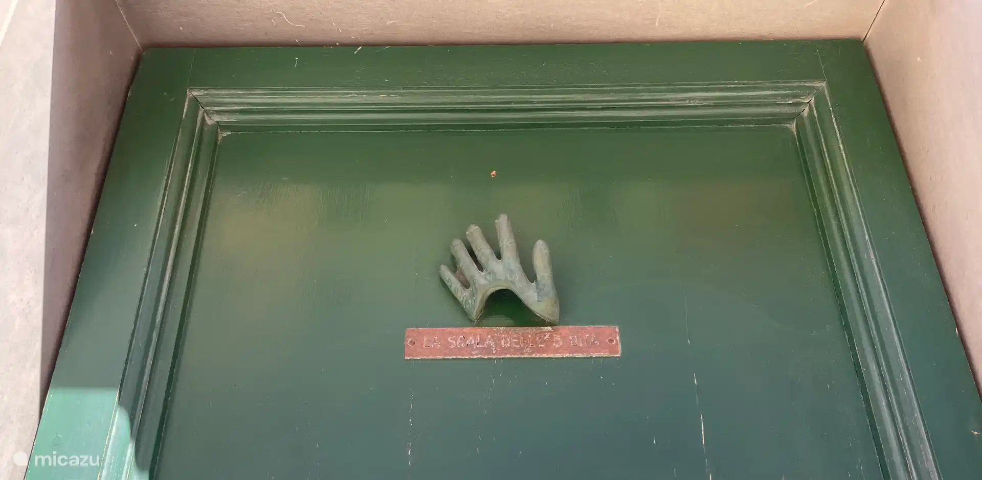 Ingang van het historische five fingers-gebouw 