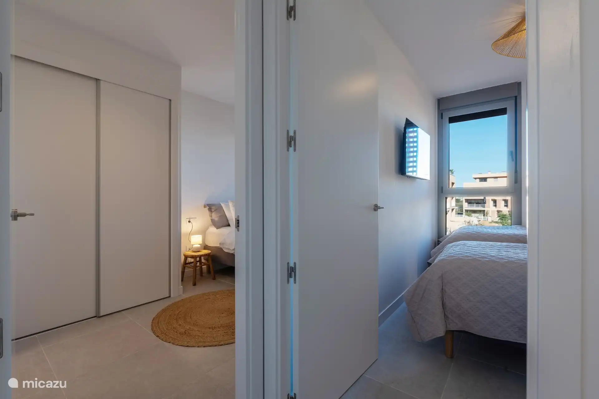 Line of sight from corridor to both bedrooms. 