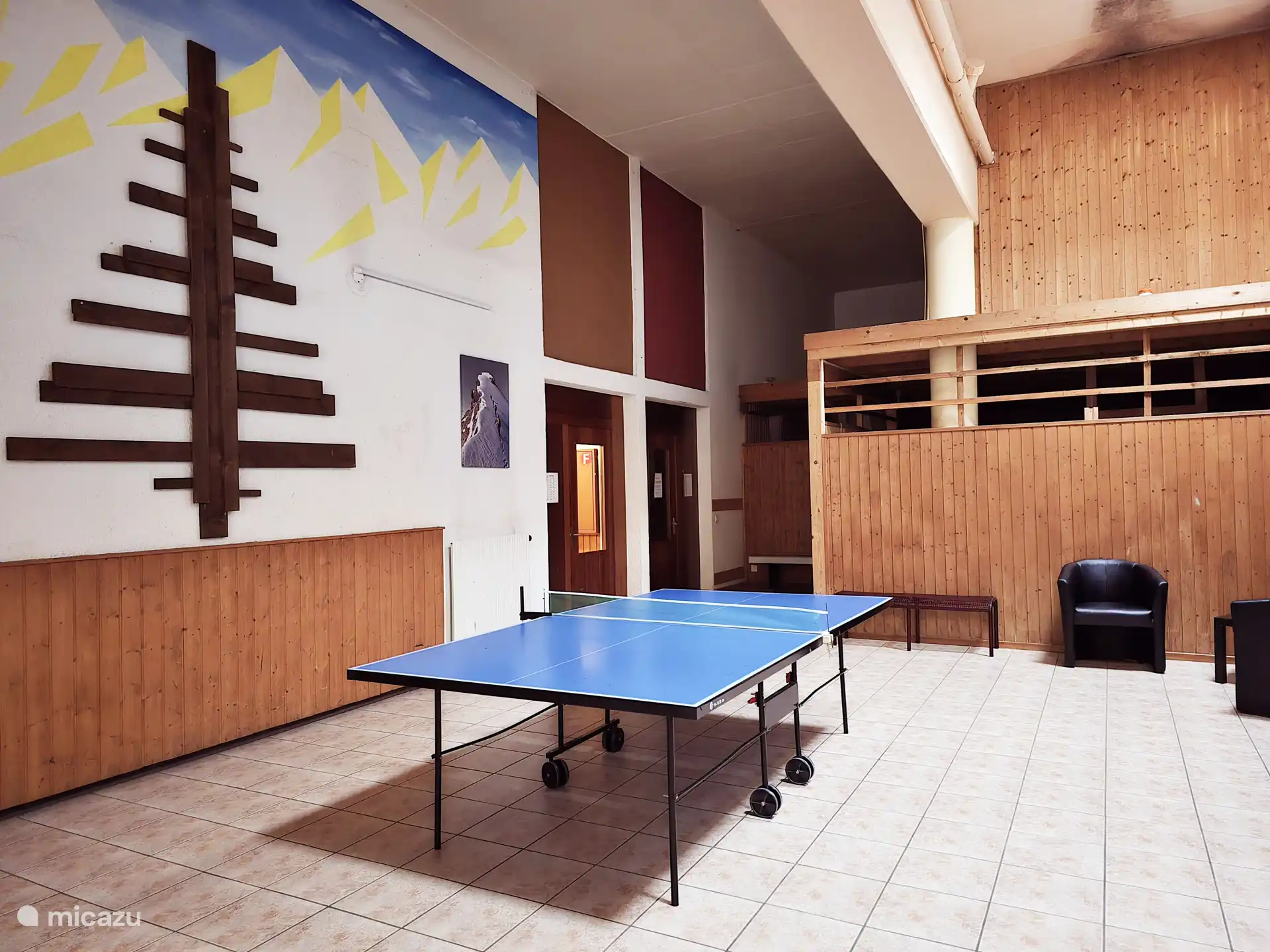 Wohnzimmer mit Tischtennistisch – Familienfreizeit im L'Écrin de Torgon