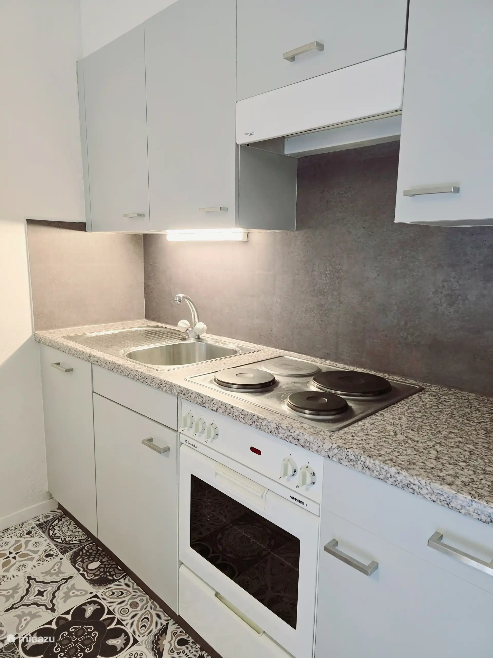 Ausgestattete Küche – Ofen, Herd, Spüle – Wohnung Miete Torgon Schweiz