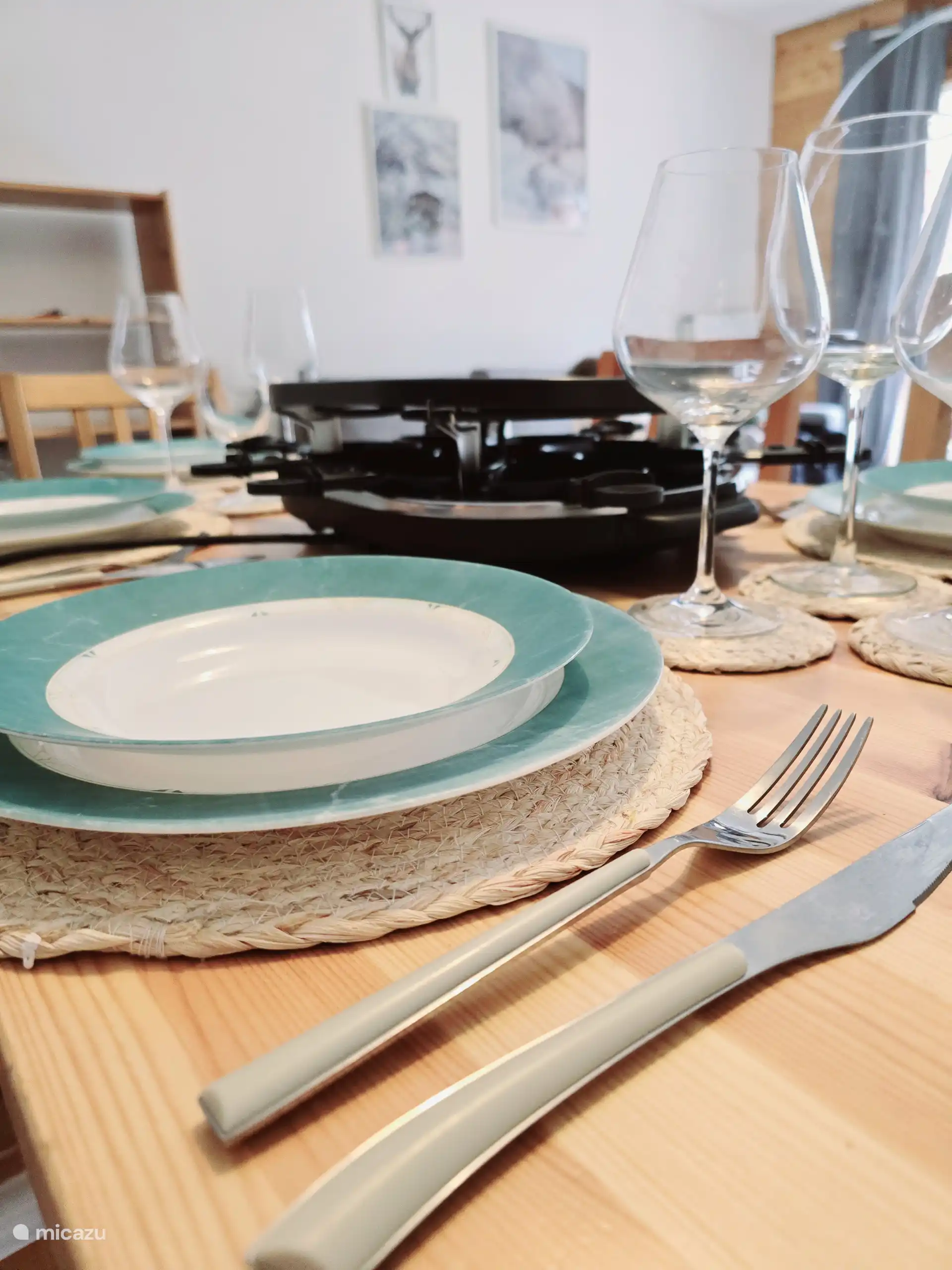 Tisch gedeckt zum Abendessen – Familienabend in der Wohnung in Torgon