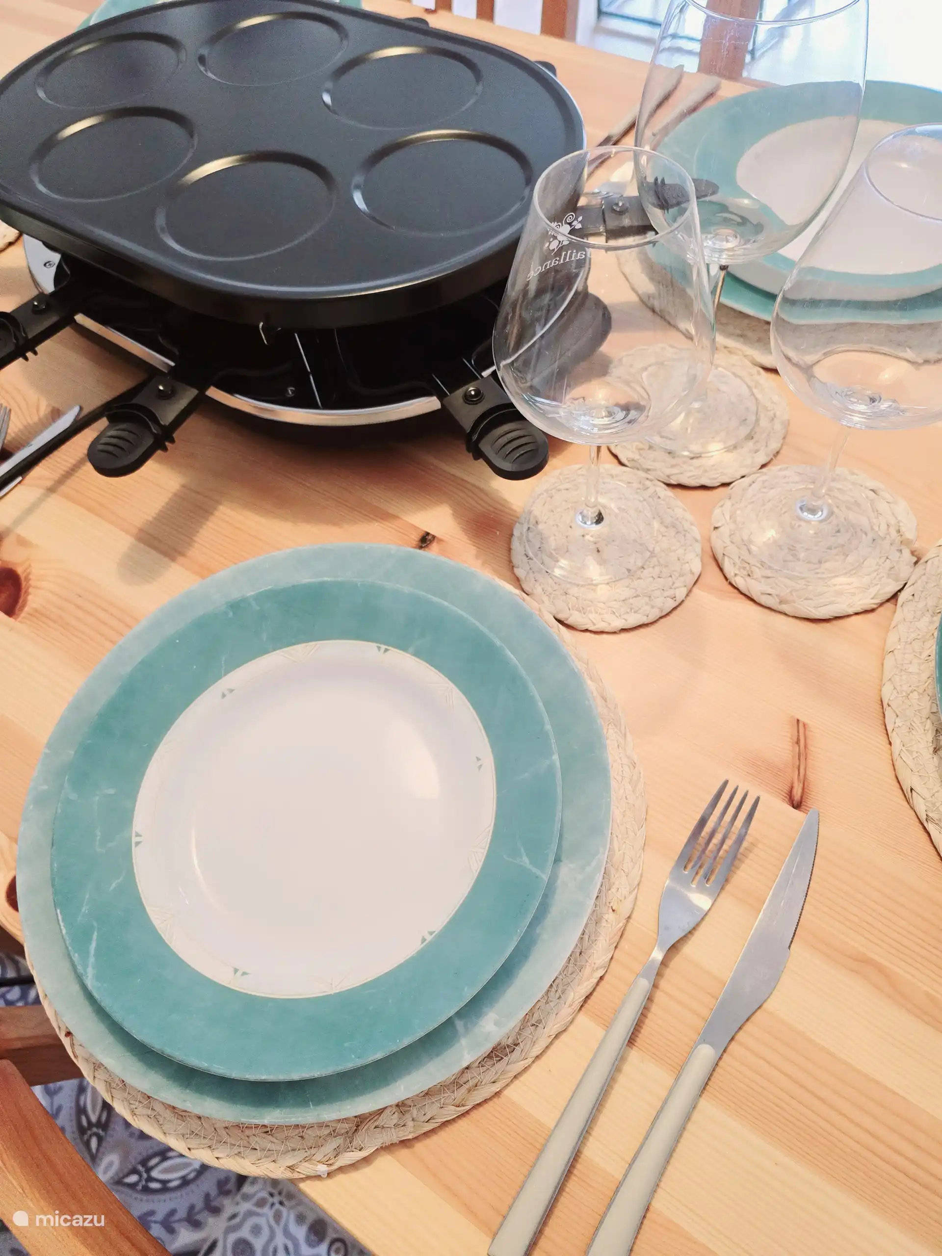 Geschirr und Tischbedeckung – ausgestattete Küche der Wohnung L'Écrin de Torgon