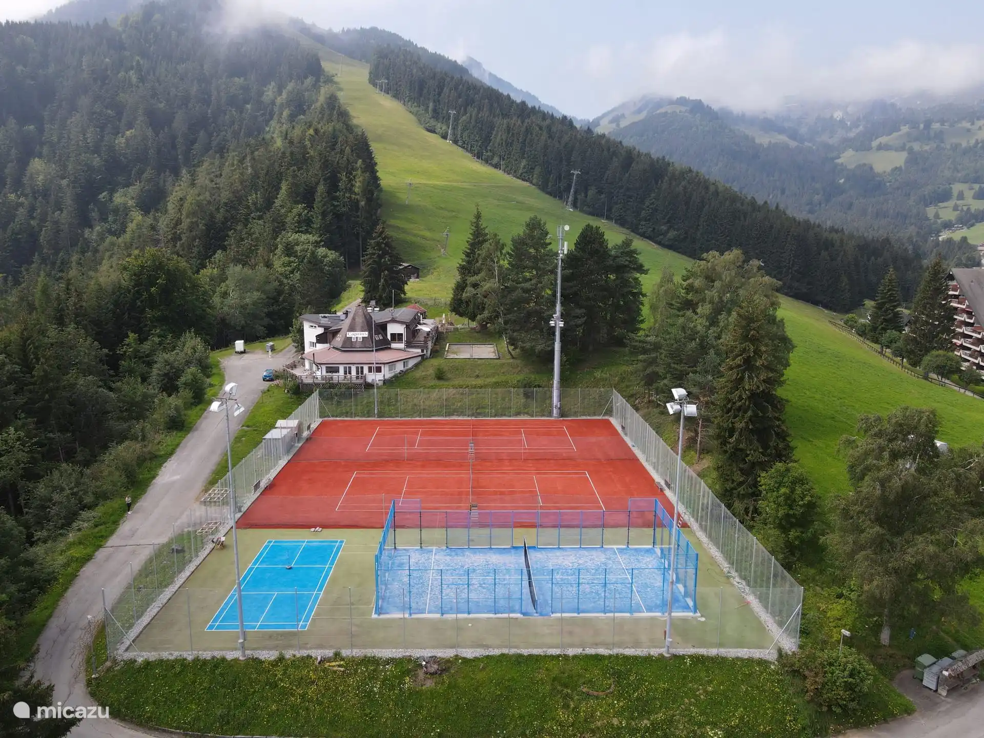 Tennis und Schwimmbad in Torgon im Sommer — Sommeraktivitäten Portes du Soleil