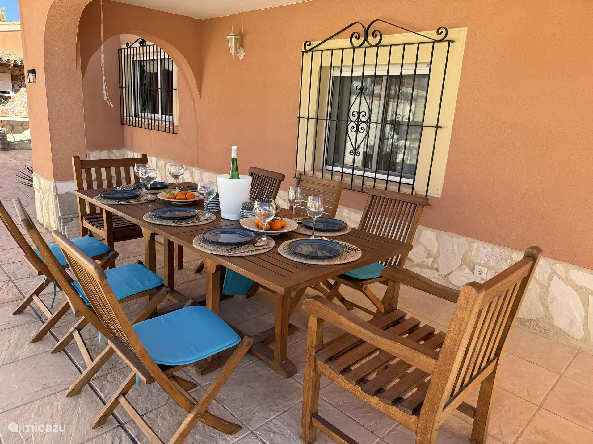 Achter de villa bevindt zich een lange tafel voor 8 personen