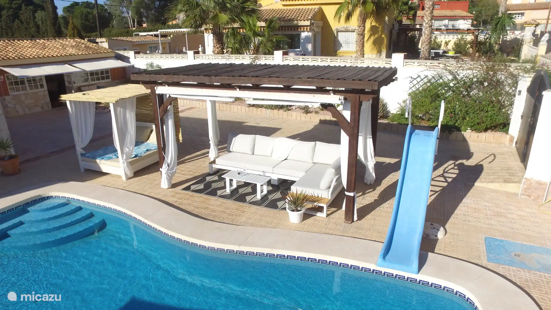 de lounge set met daarnaast de glijbaan