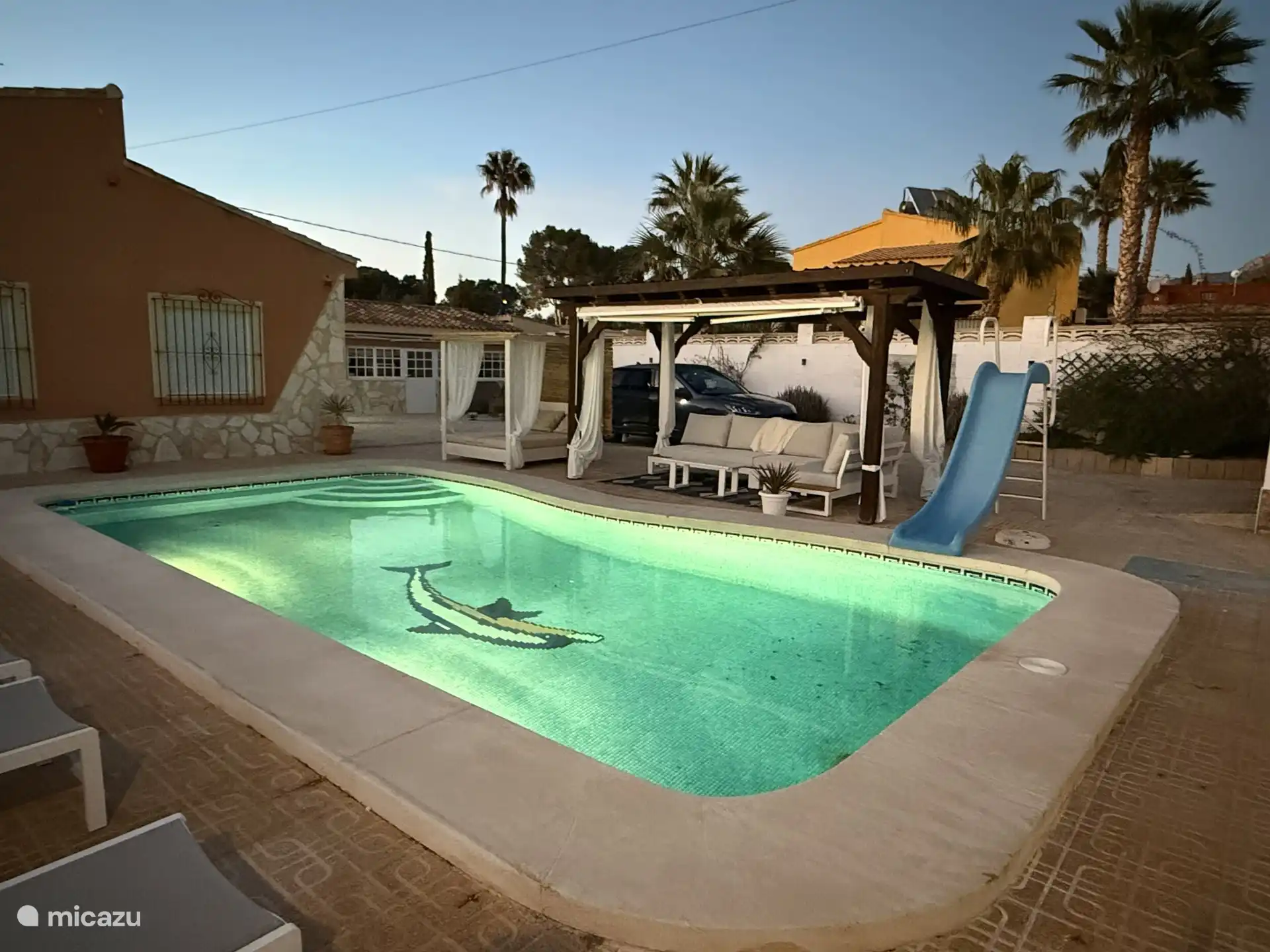 Het zwembad is 's avonds verlicht