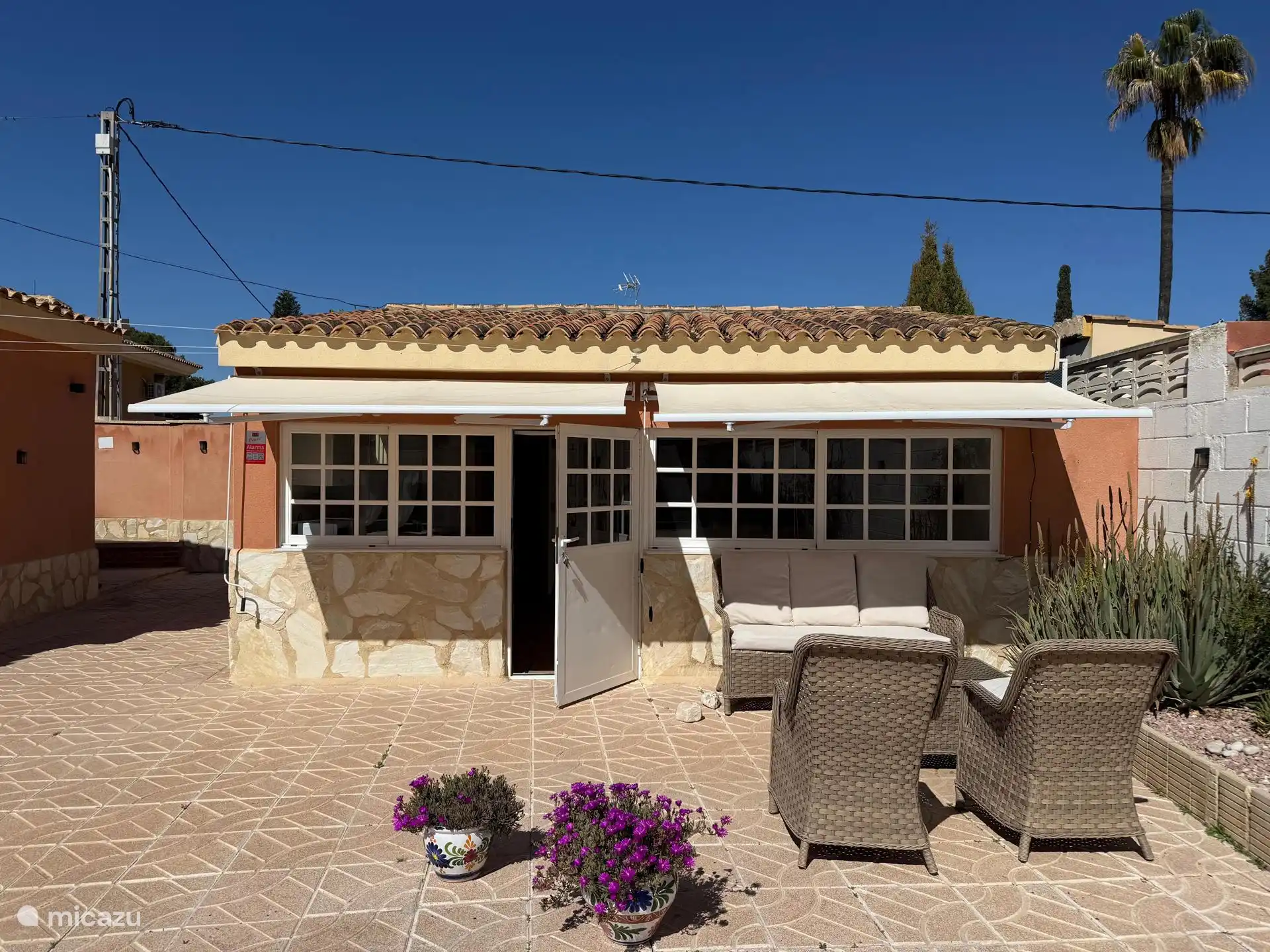 Vooraanzicht van de studio