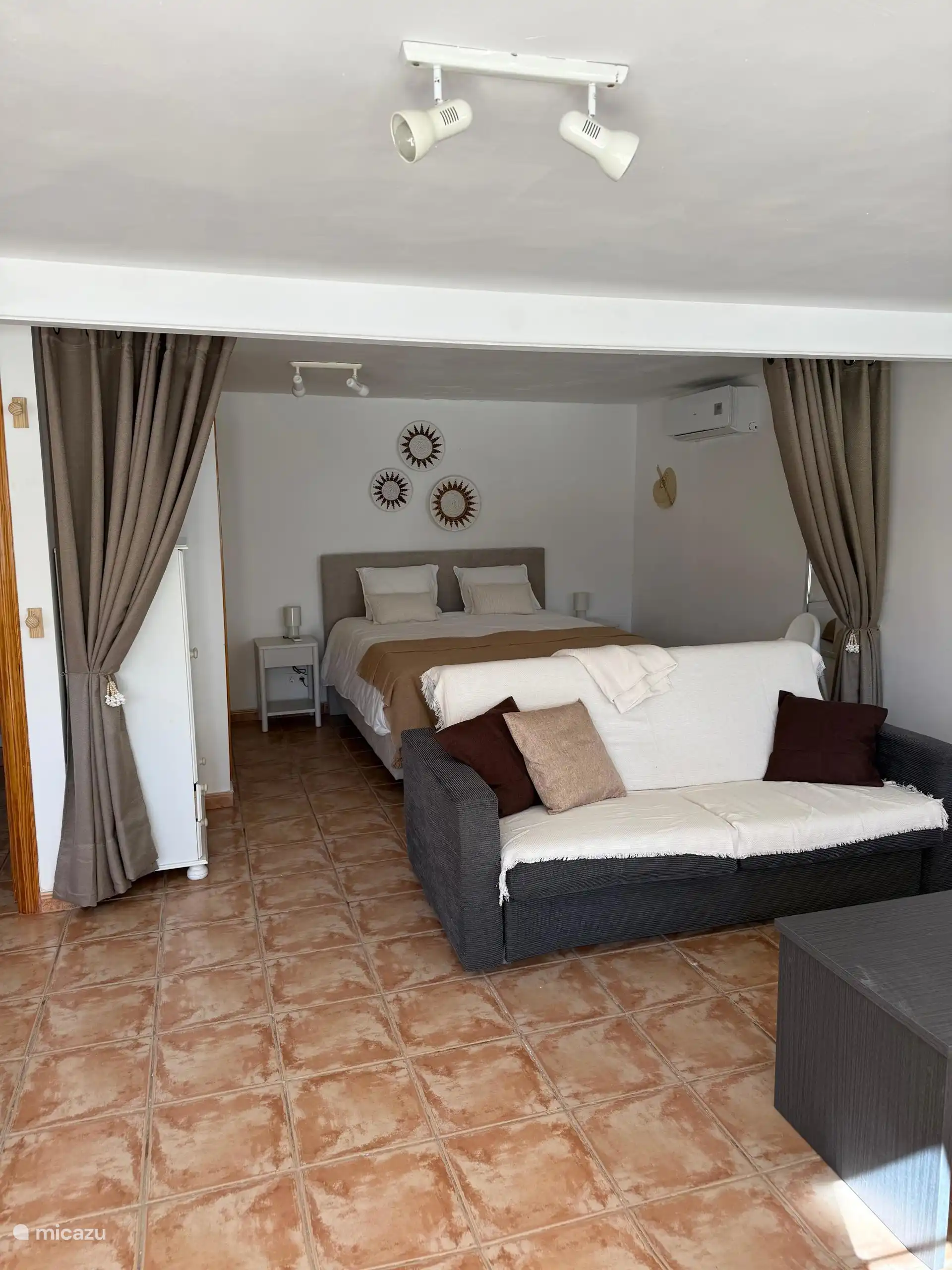 De studio heeft naast een tweepersoonsbed ook een slaapbank