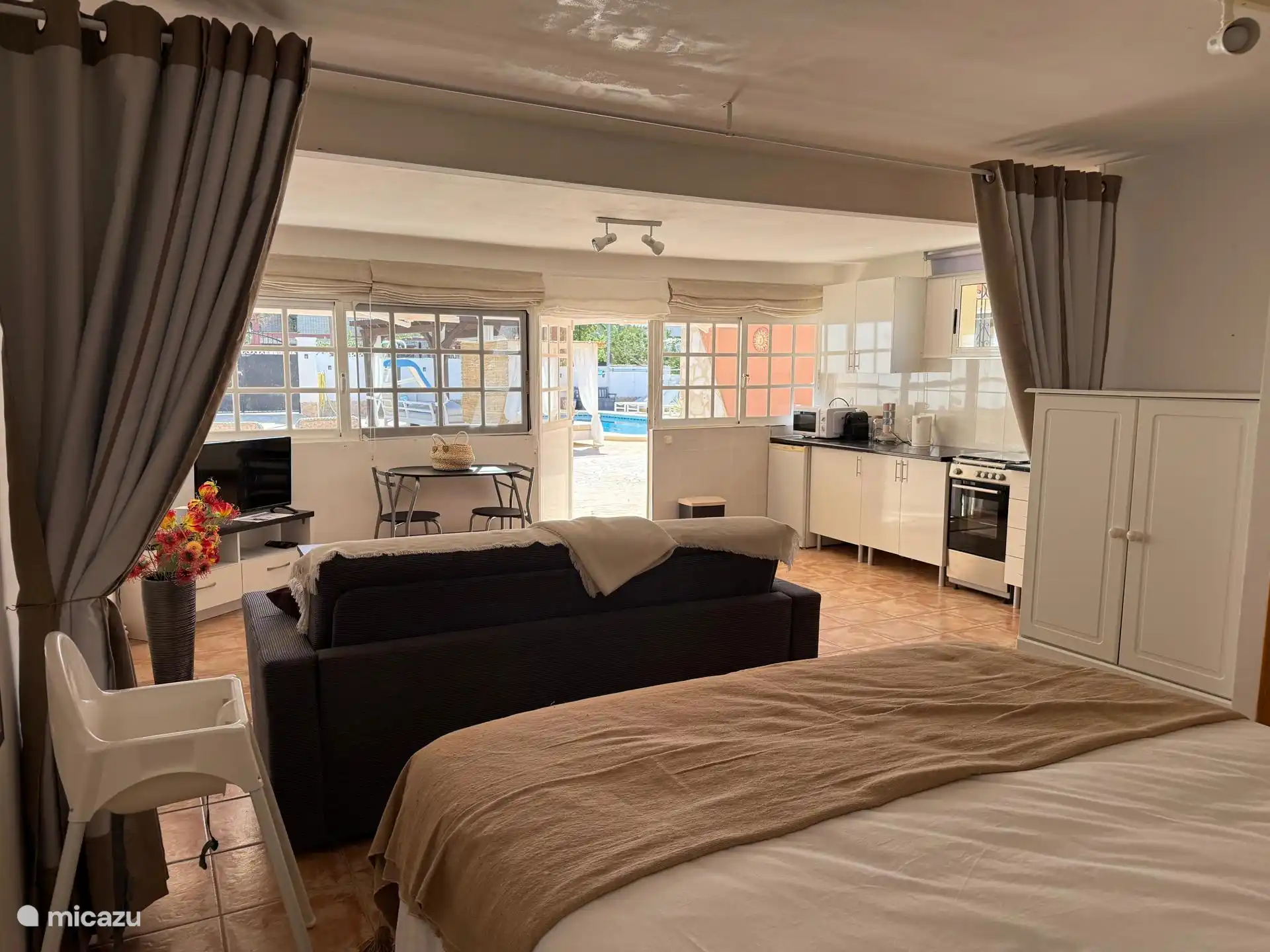 De studio is voorzien van een af te sluiten slaapgedeelte.