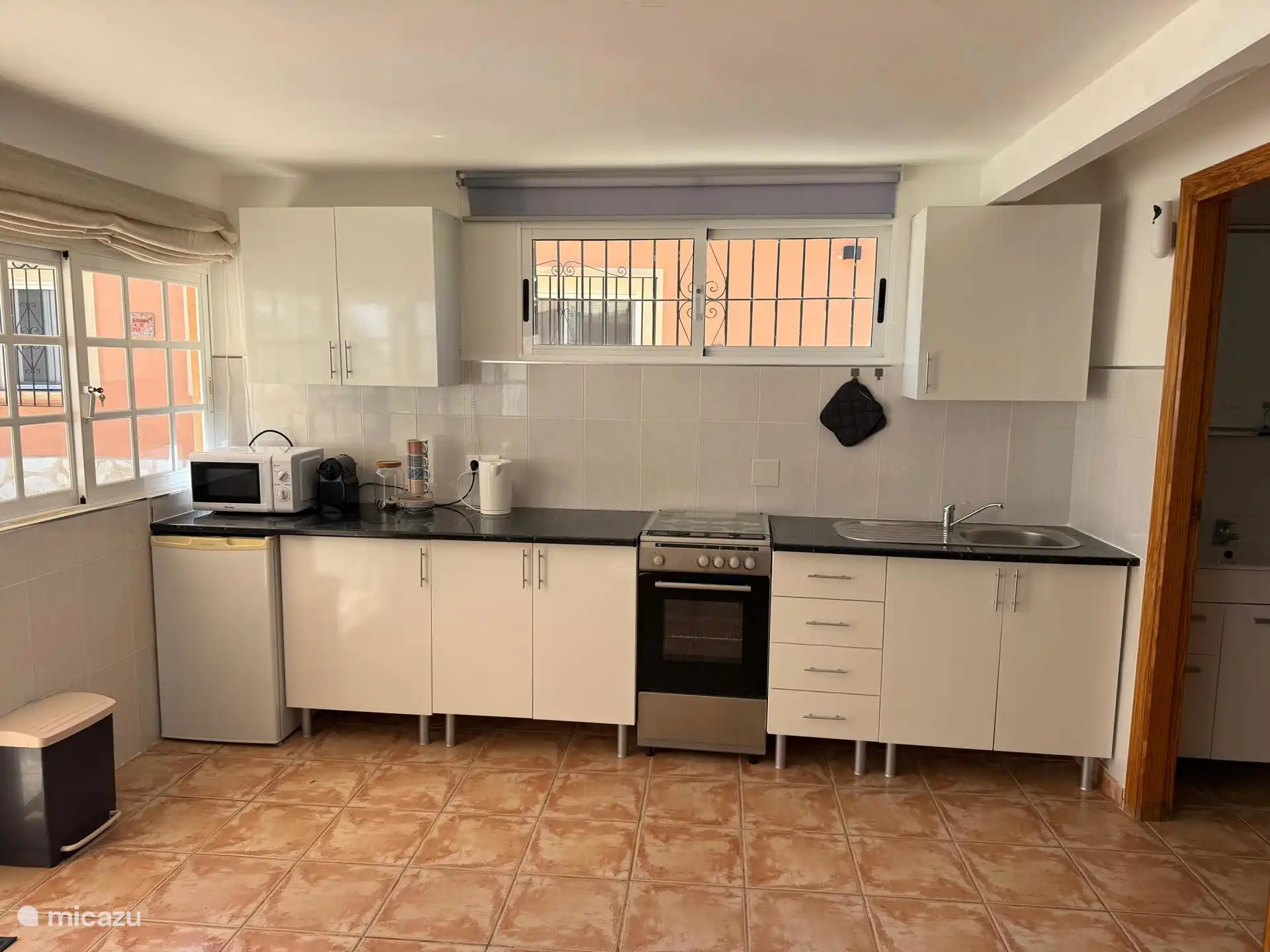 De studio heeft een volwaardige keuken met 4-pits gastoestel, oven, magnetron, nespresso apparaat en waterkoker.