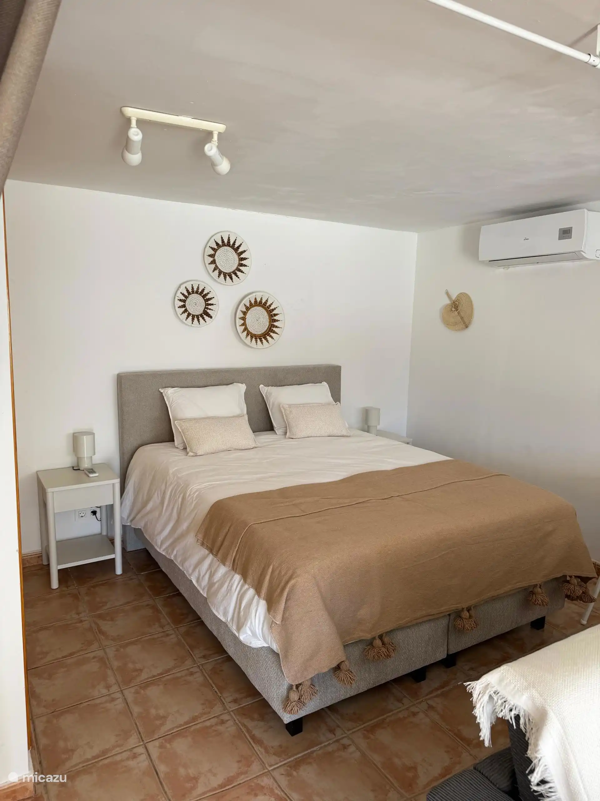 Het slaapgedeelte kan met verduisterende gordijnen worden afgeschermd.