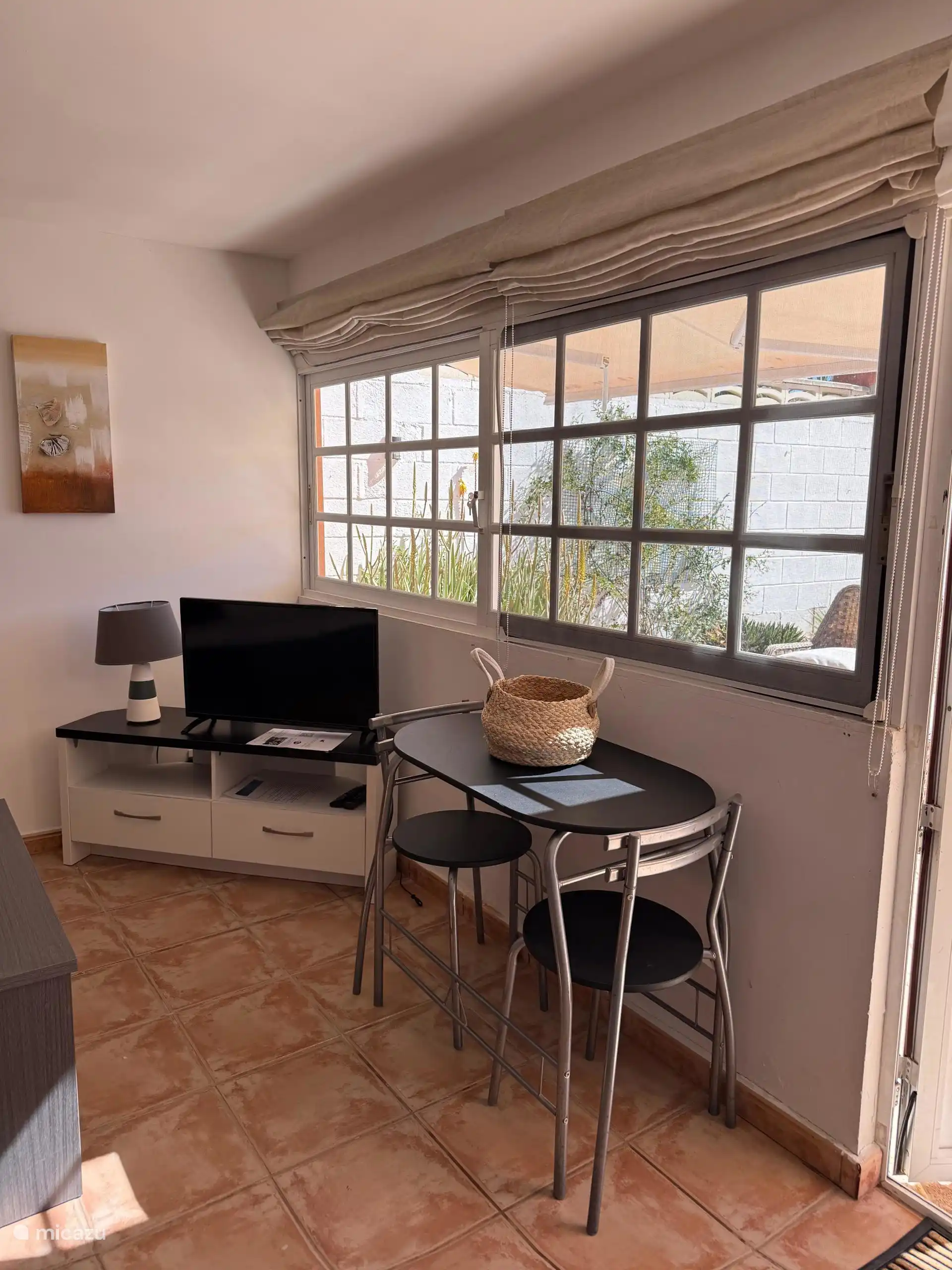 De studio is voorzien van TV en een zitje.