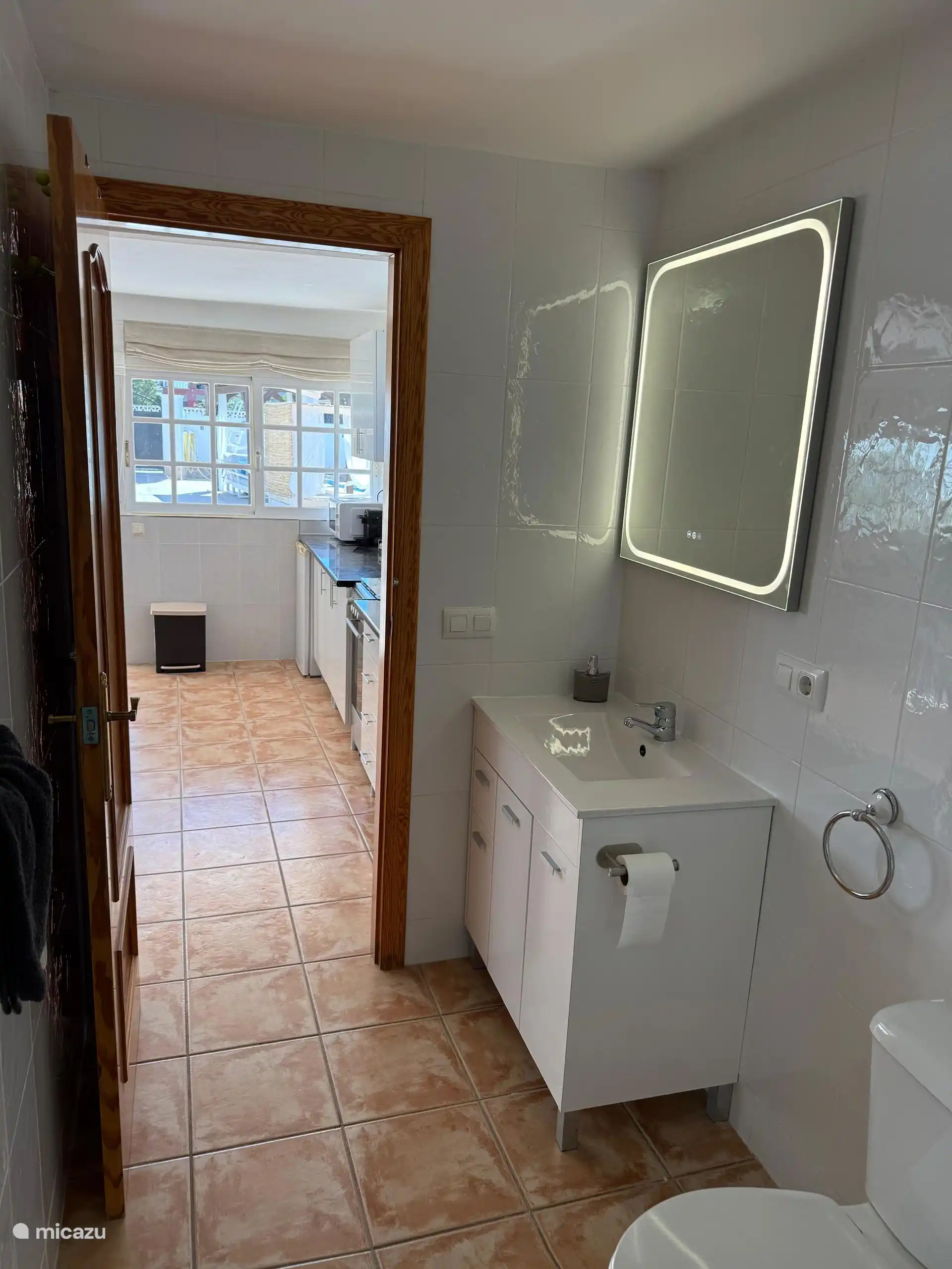 Badkamer van de studio heeft een verwarmde spiegel