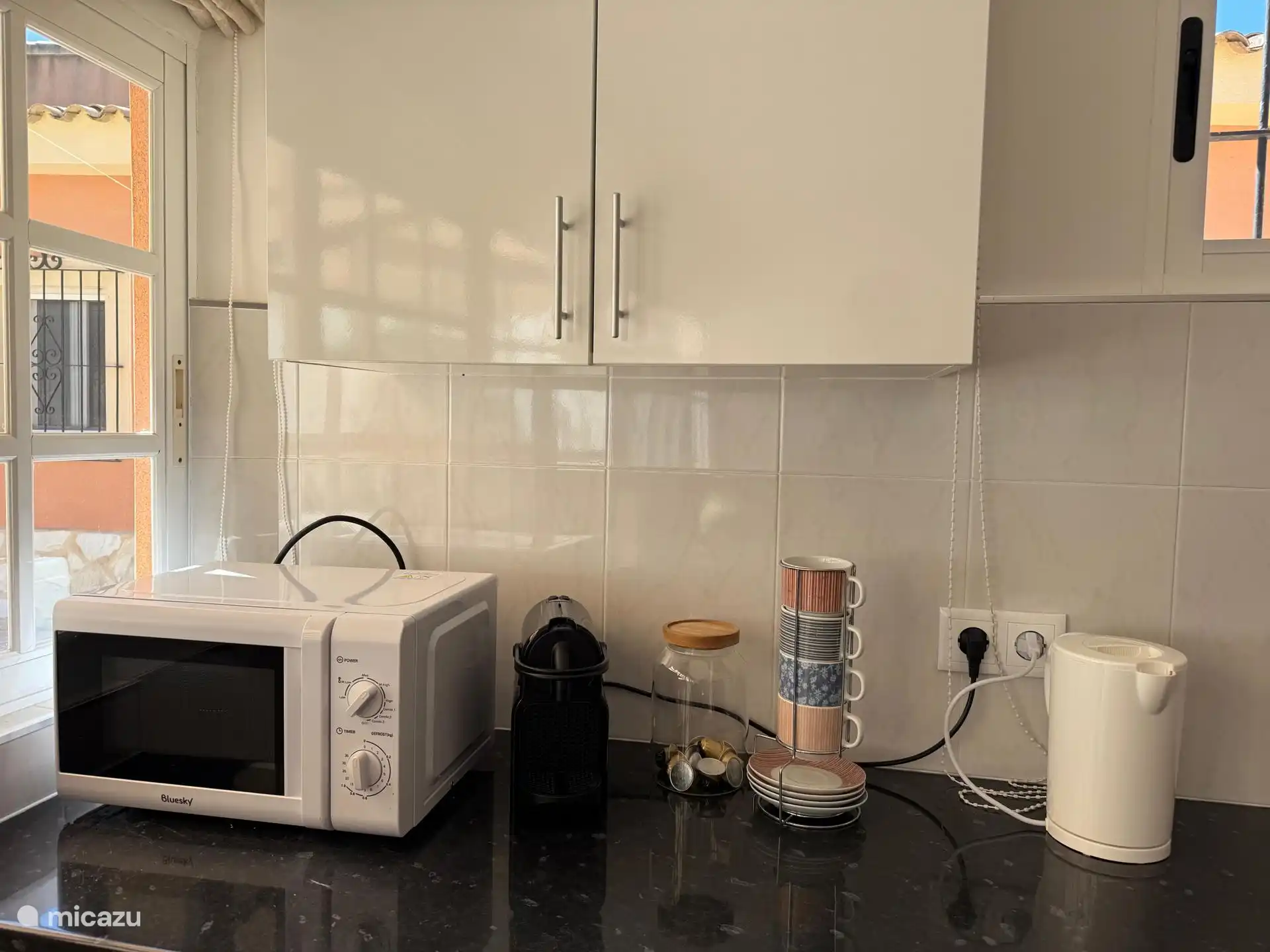 De studio heeft een nespresso apparaat en waterkoker.