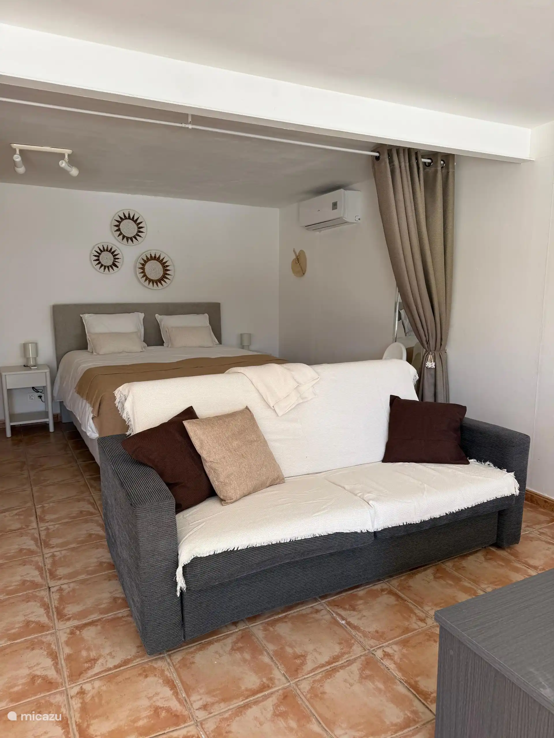 De studio heeft naast een tweepersoonsbed ook een slaapbank