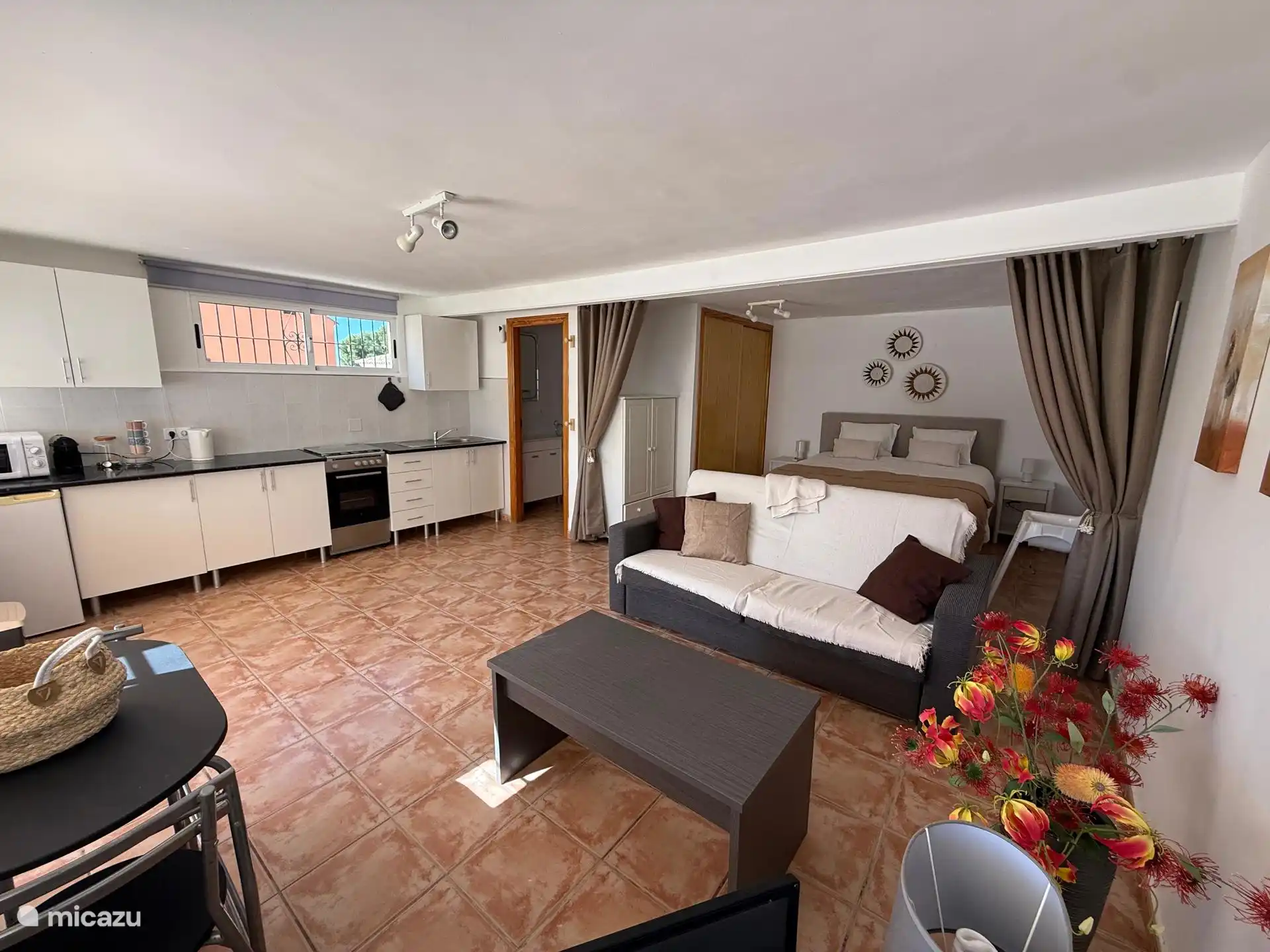 De studio is voorzien van eigen keuken, badkamer, woon- en slaapkamer.