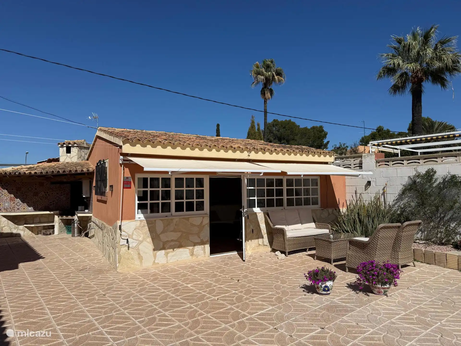 De studio bevindt zich rechts achterin op het terrein