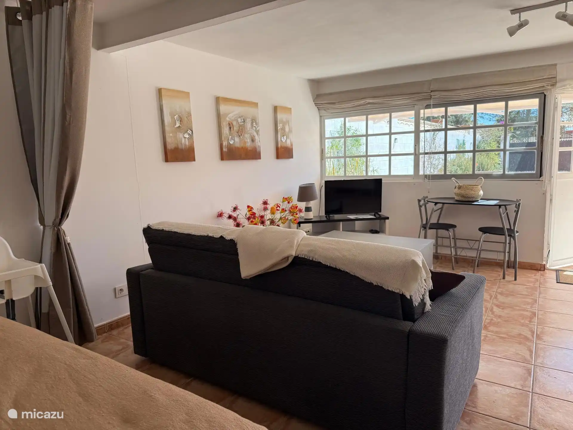 De studio is voorzien van een af te sluiten slaapgedeelte.