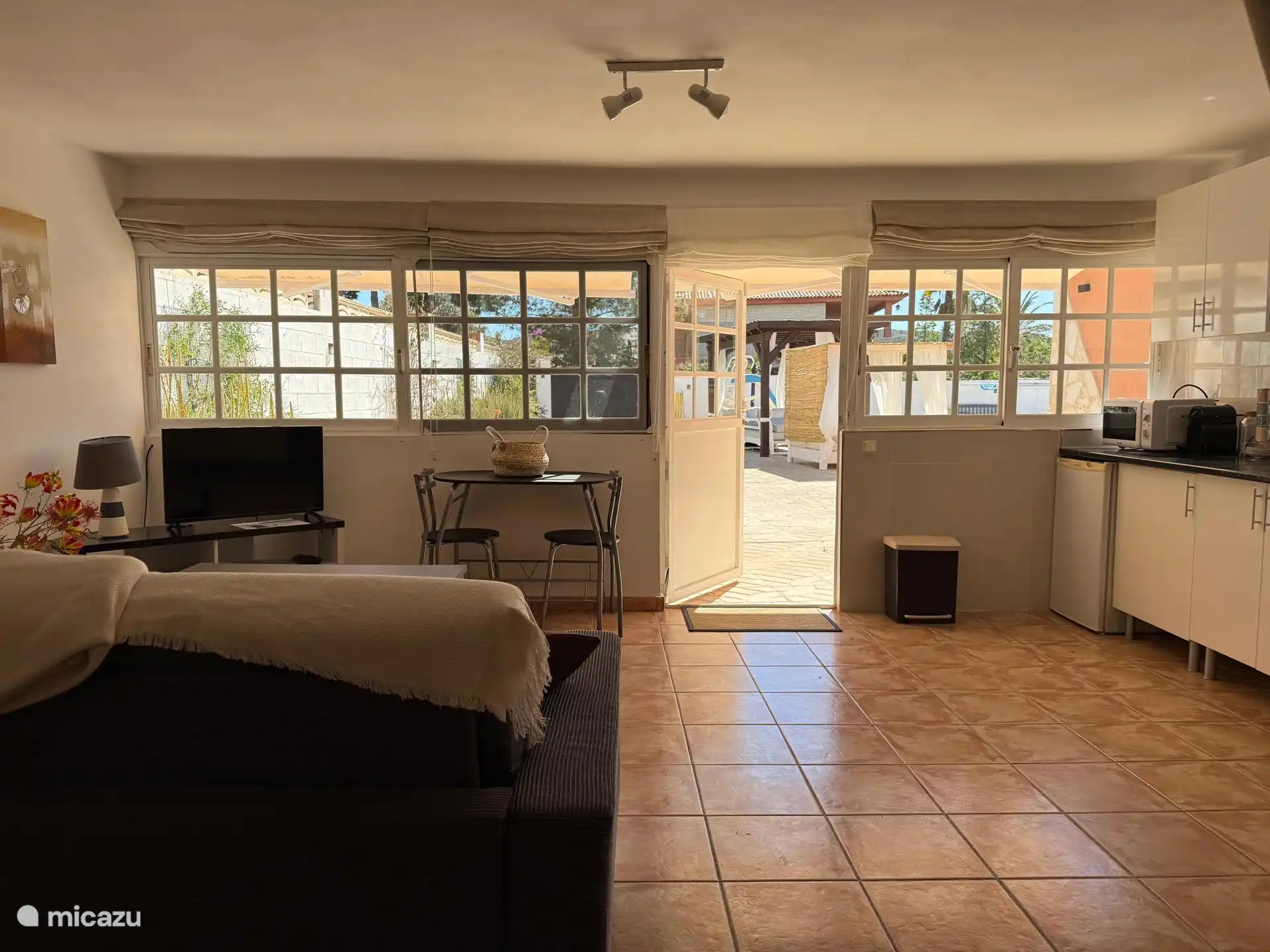 De studio met uitzicht op de tuin en het zwembad