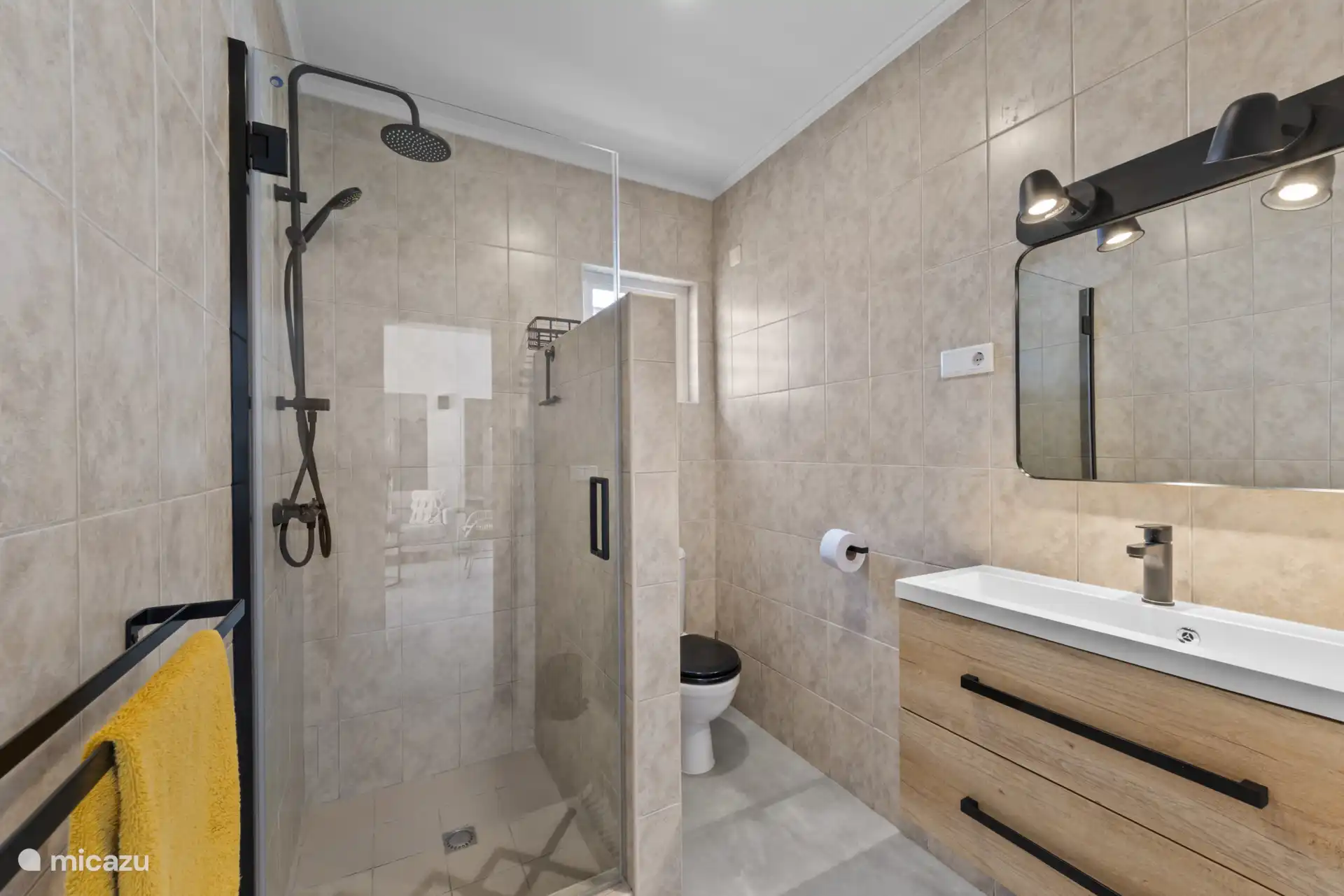 Badkamer welke zich bevindt tussen de twee persoonsslaapkamer en éénpersoons slaapkamer.