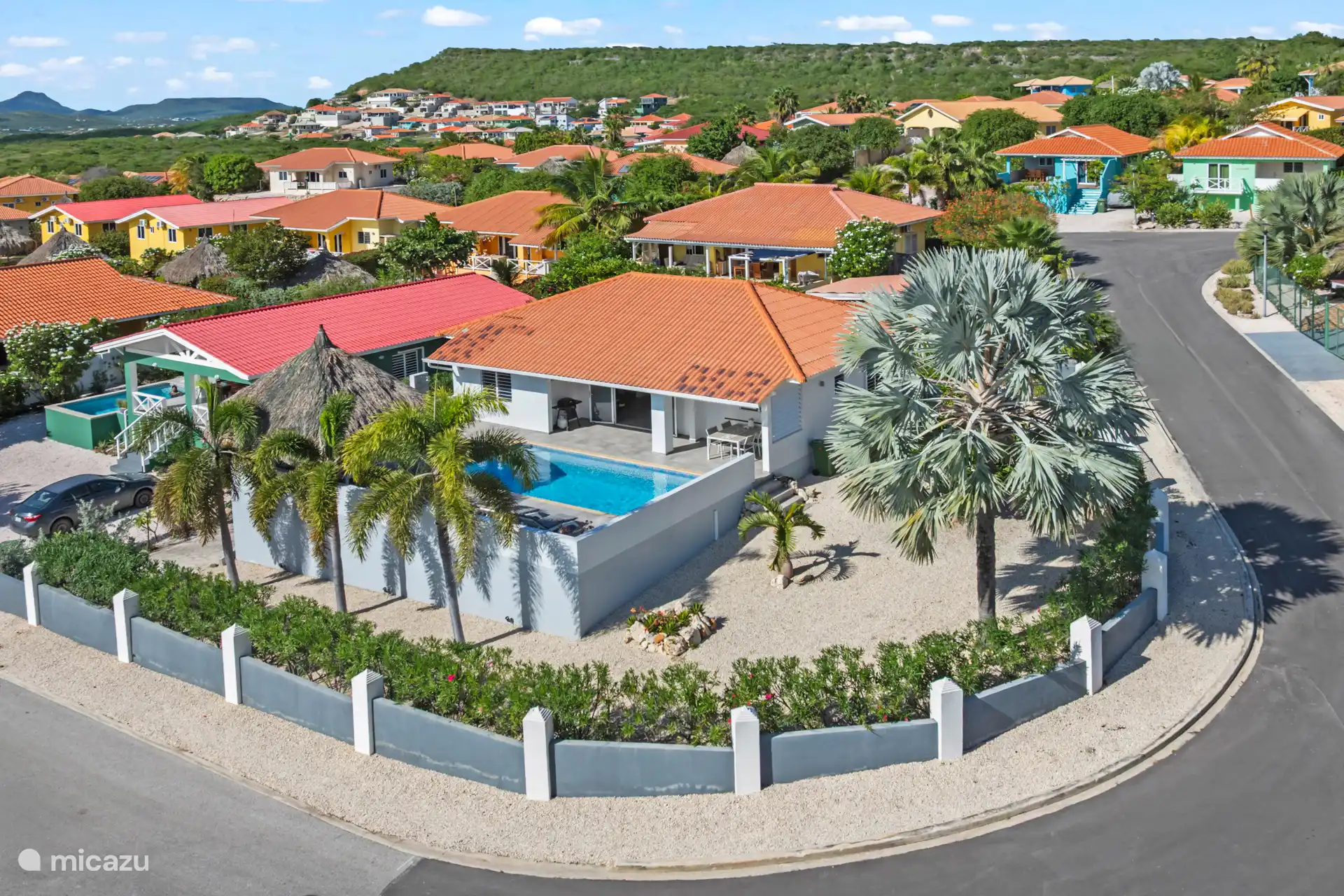 Zijaanzicht woning met zicht op de natuur en het kleurrijke Villapark Fontein. 