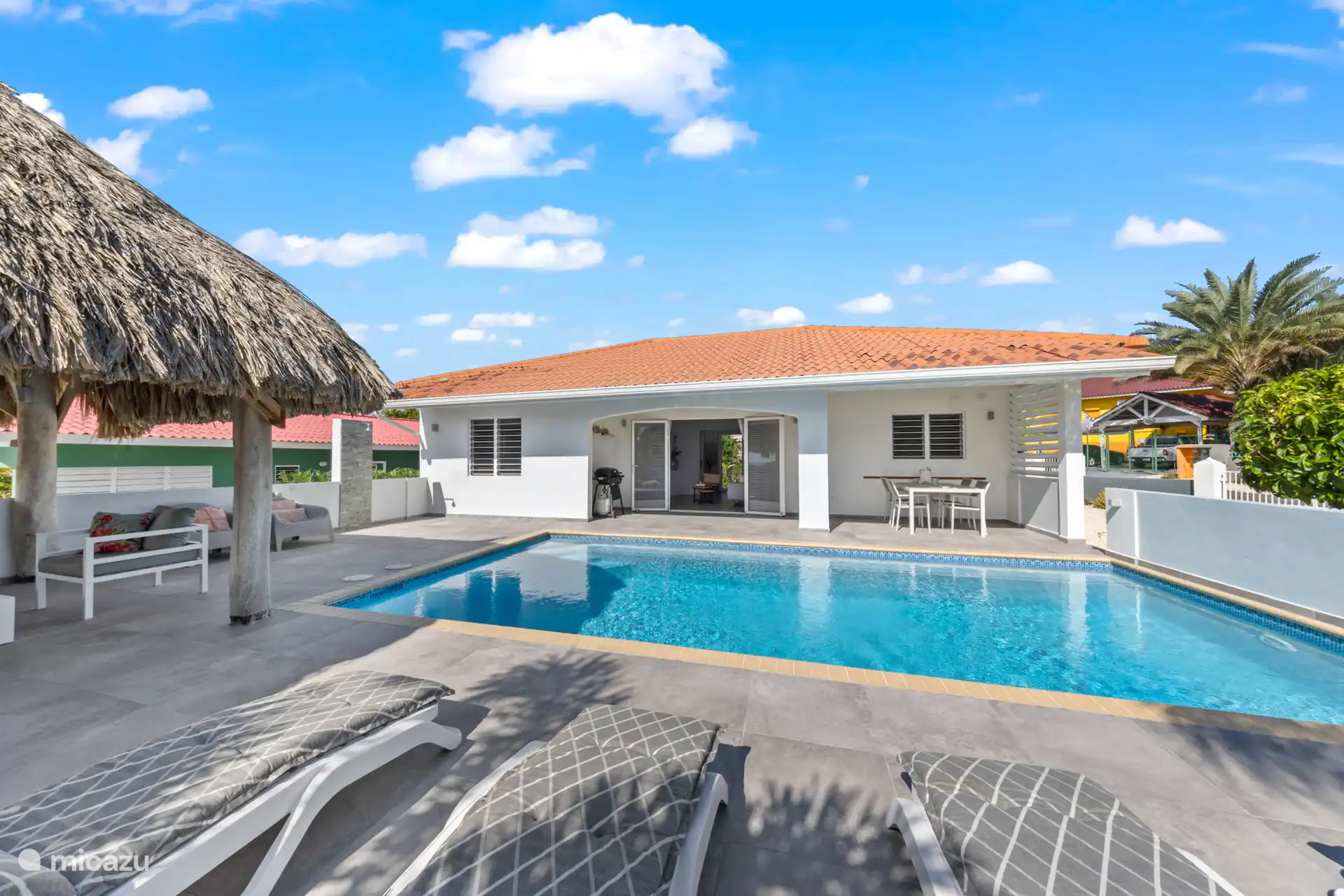 Porch (veranda) gezien vanaf de ligbedden.