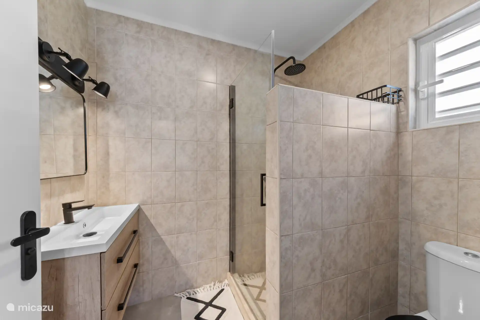 Badkamer incl. toilet behorend bij de masterbedroom. 