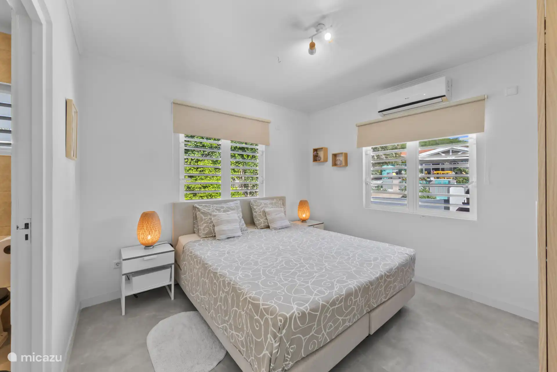 Masterbedroom met airco (naar wens een klamboe), shutters met horren en voldoende kastruimte. 