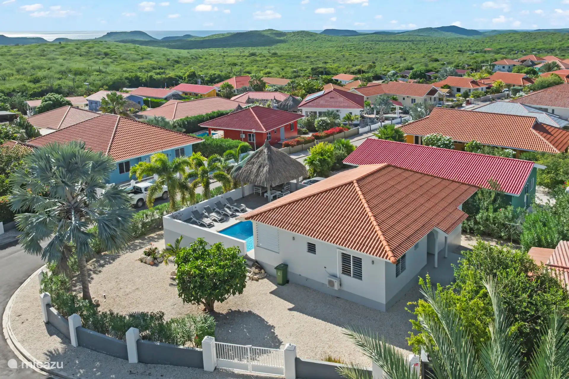 Bovenaanzicht van de woning met zicht op de zee en de prachtige natuur. 