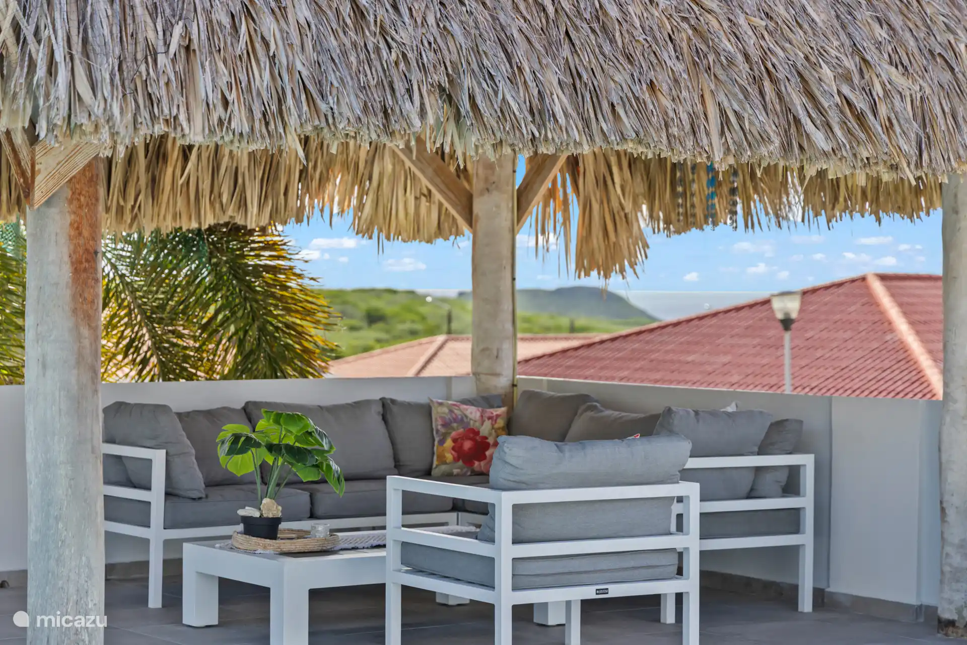 Schitterend uitzicht op natuur en zee van onder de Palapa. 