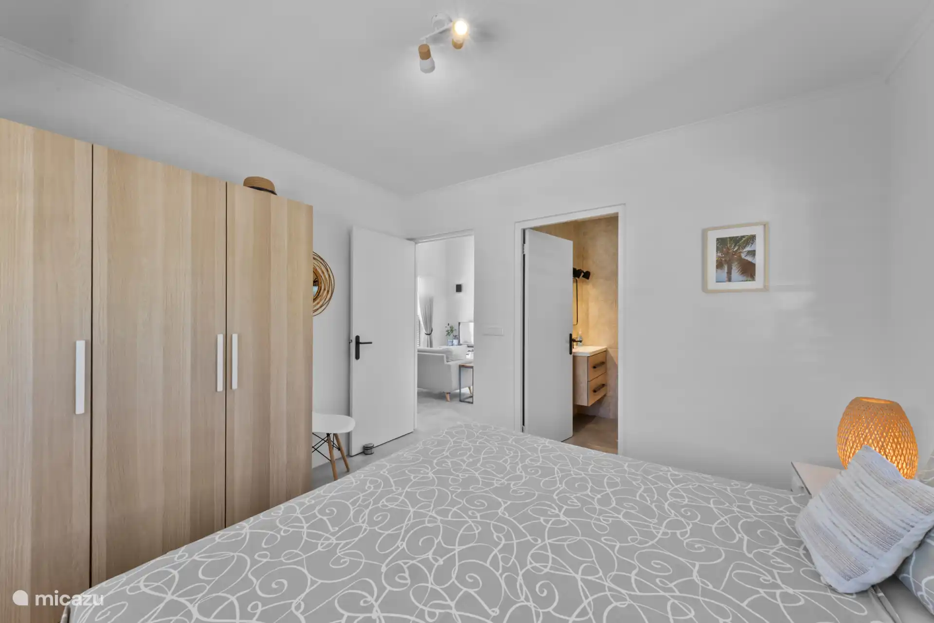 Masterbedroom met zicht op woonkamer en de badkamer 'ensuite'.