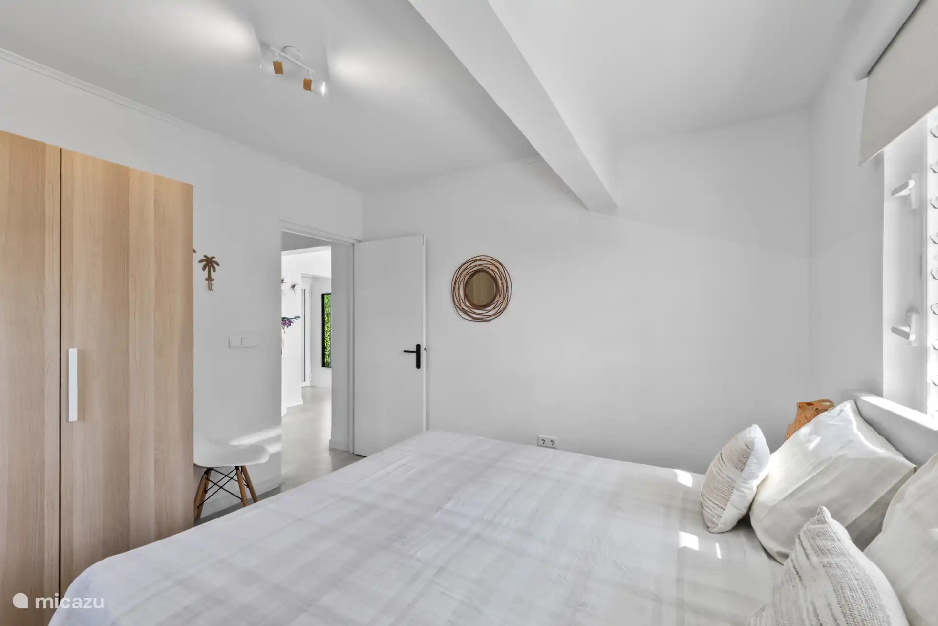 Slaapkamer met tweepersoons boxspring, airco (indien gewenst klamboe), shutters met horren en voldoende kastruimte. 