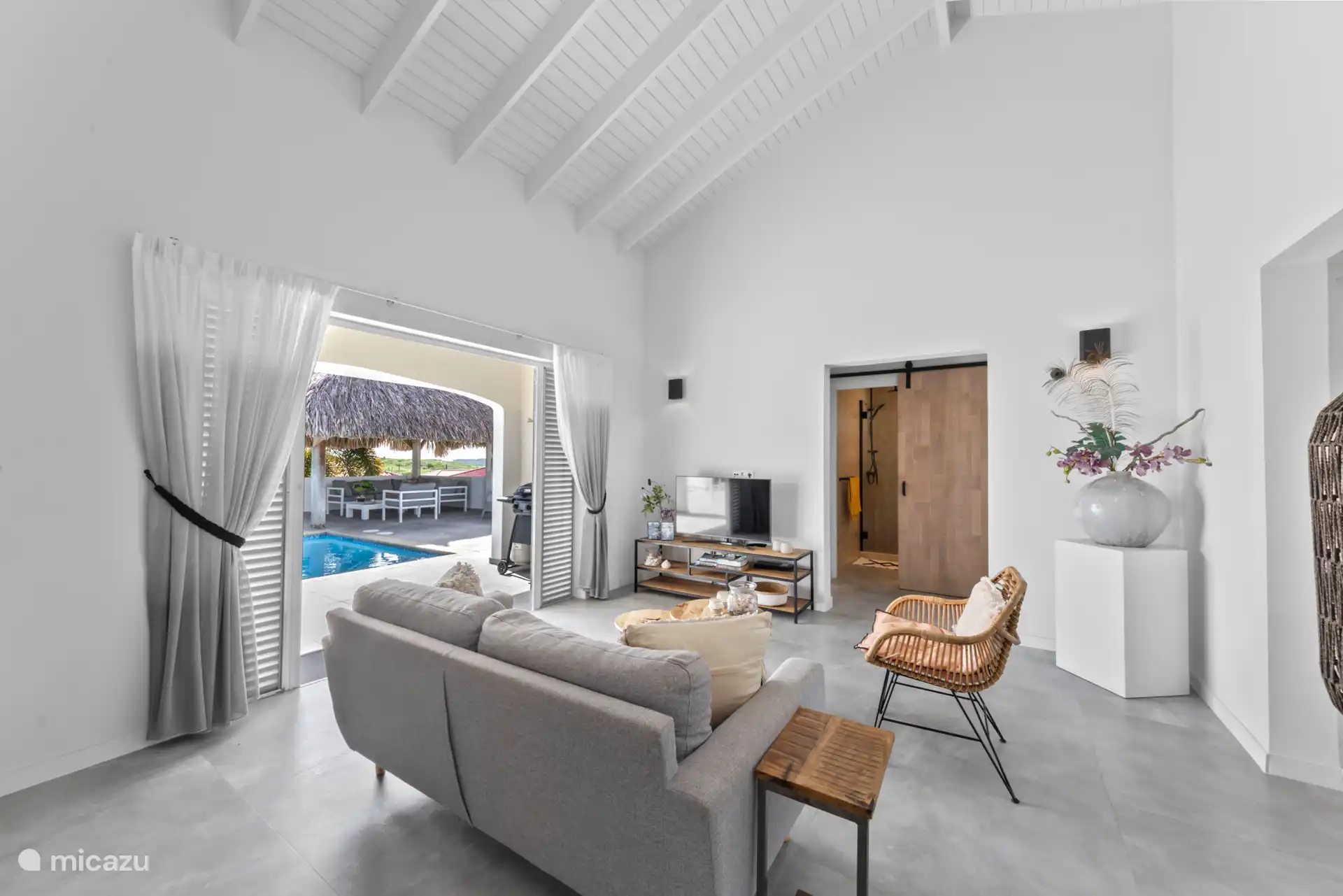 Woonkamer met zicht op badkamer nummer 2. 