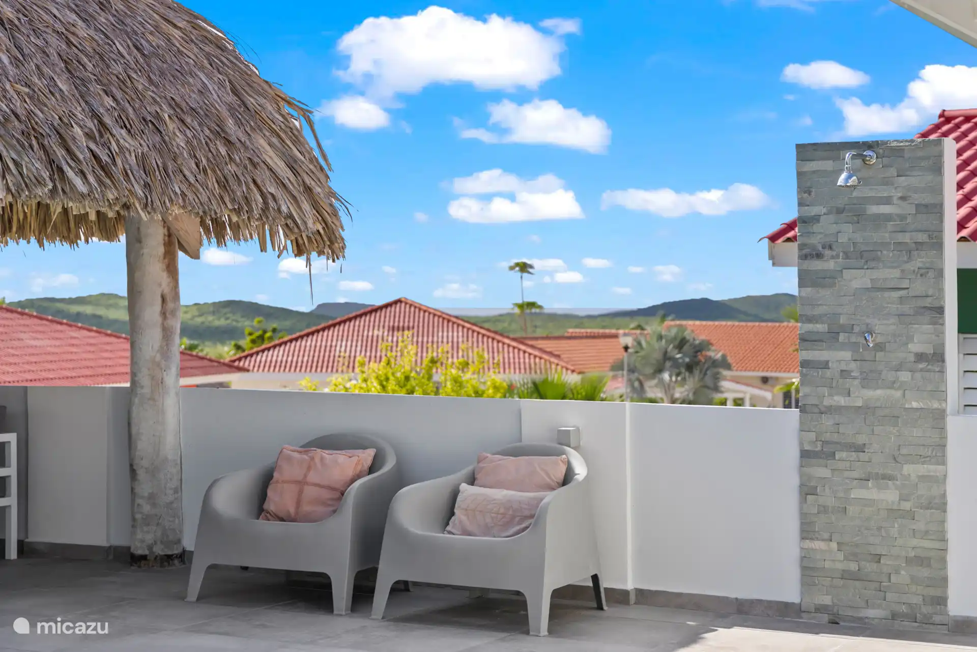 Loungestoelen en de stijlvolle buitendouche.