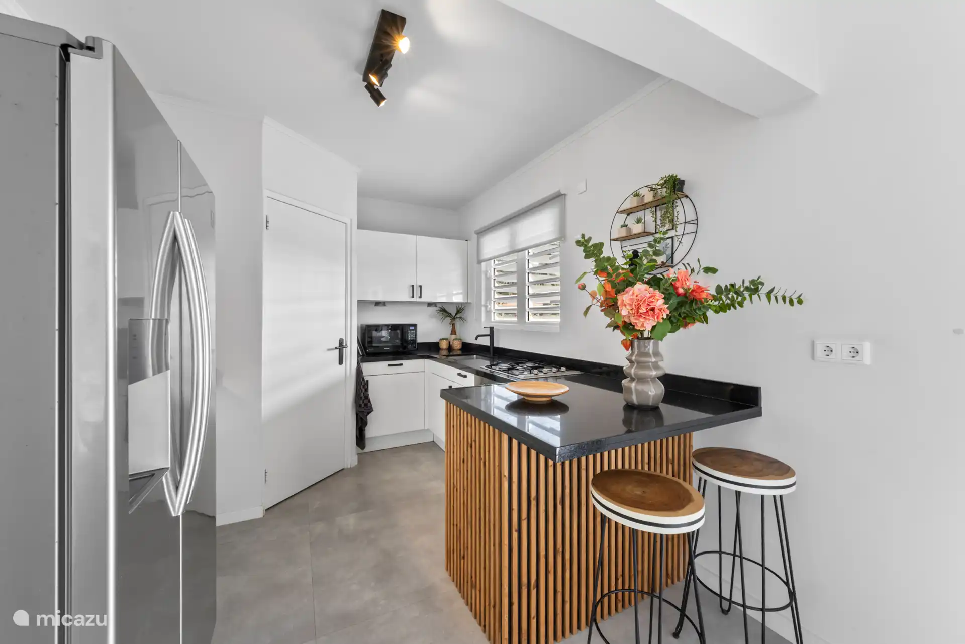 Open keuken, van alle gemakken voorzien en met shutters (incl. horren) voor een altijd aanwezige verkoelende bries.