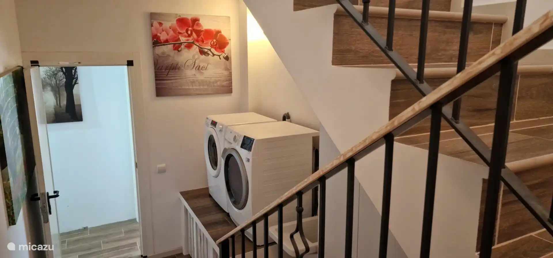 wasgelegenheid met een Candy wasmachine tot 10 kg en een AEG Lava droger. Binnendoor ingang naar het appartement 