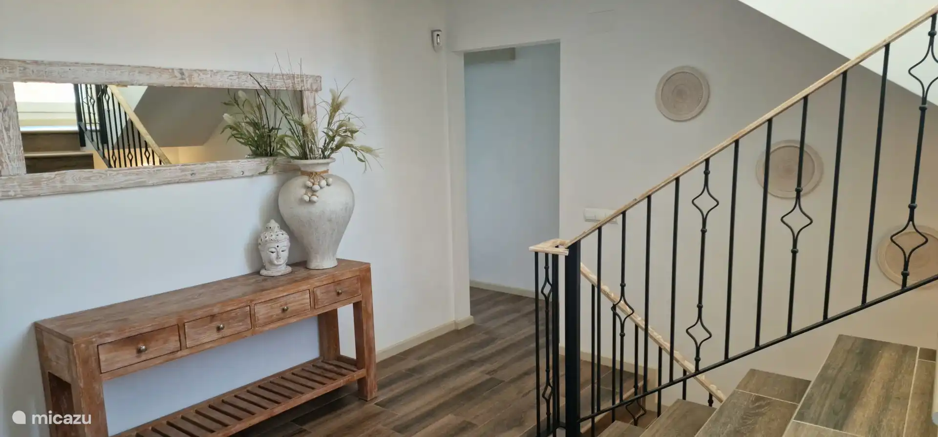 Entree woning met zicht op het halletje waar 1 slaapkamer met zeezicht, de grijze badkamer in het midden en de slaapkamer met Tijger met berg/zeezicht.