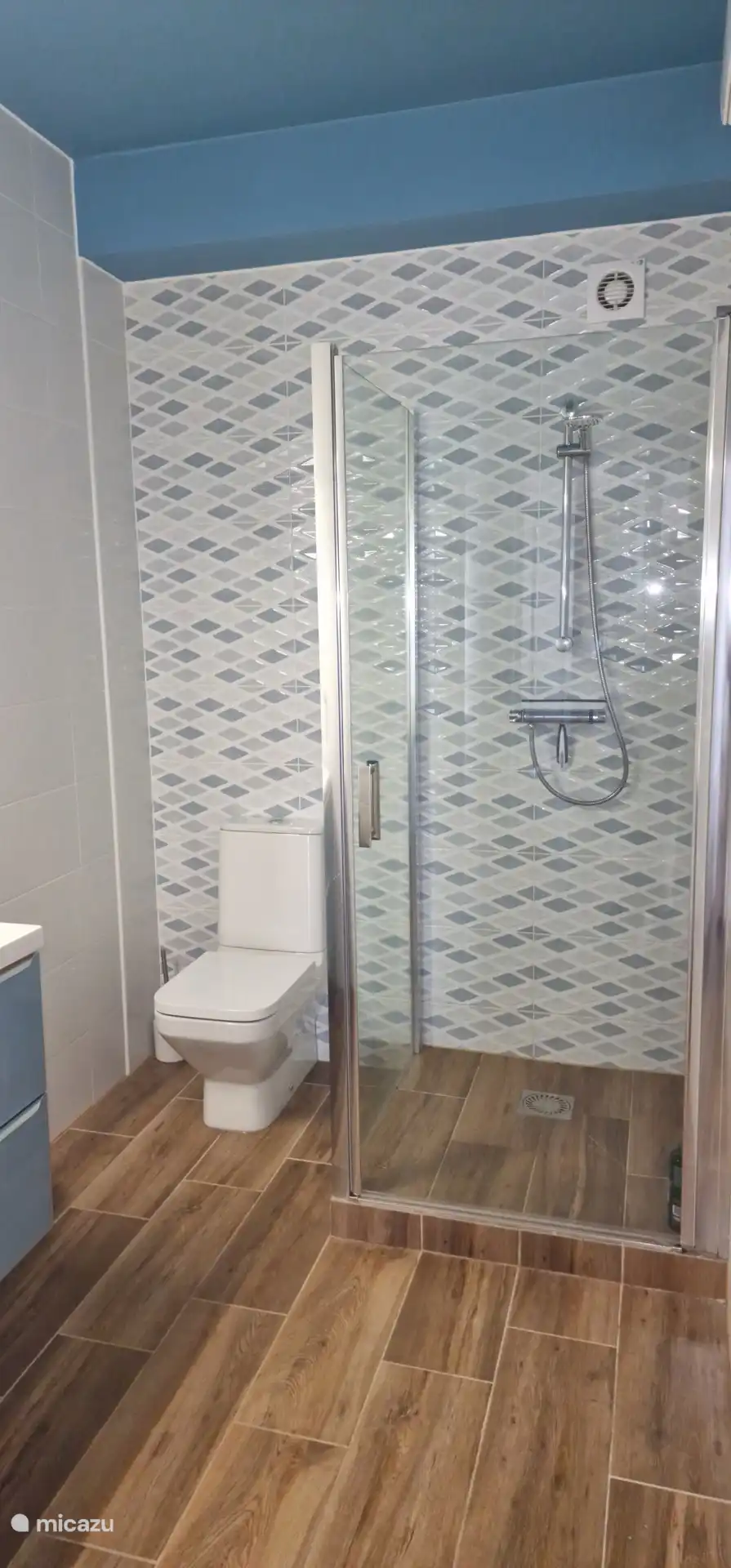 Badkamer blauwe slaapkamer appartement. Hier ook weer alles aanwezig.