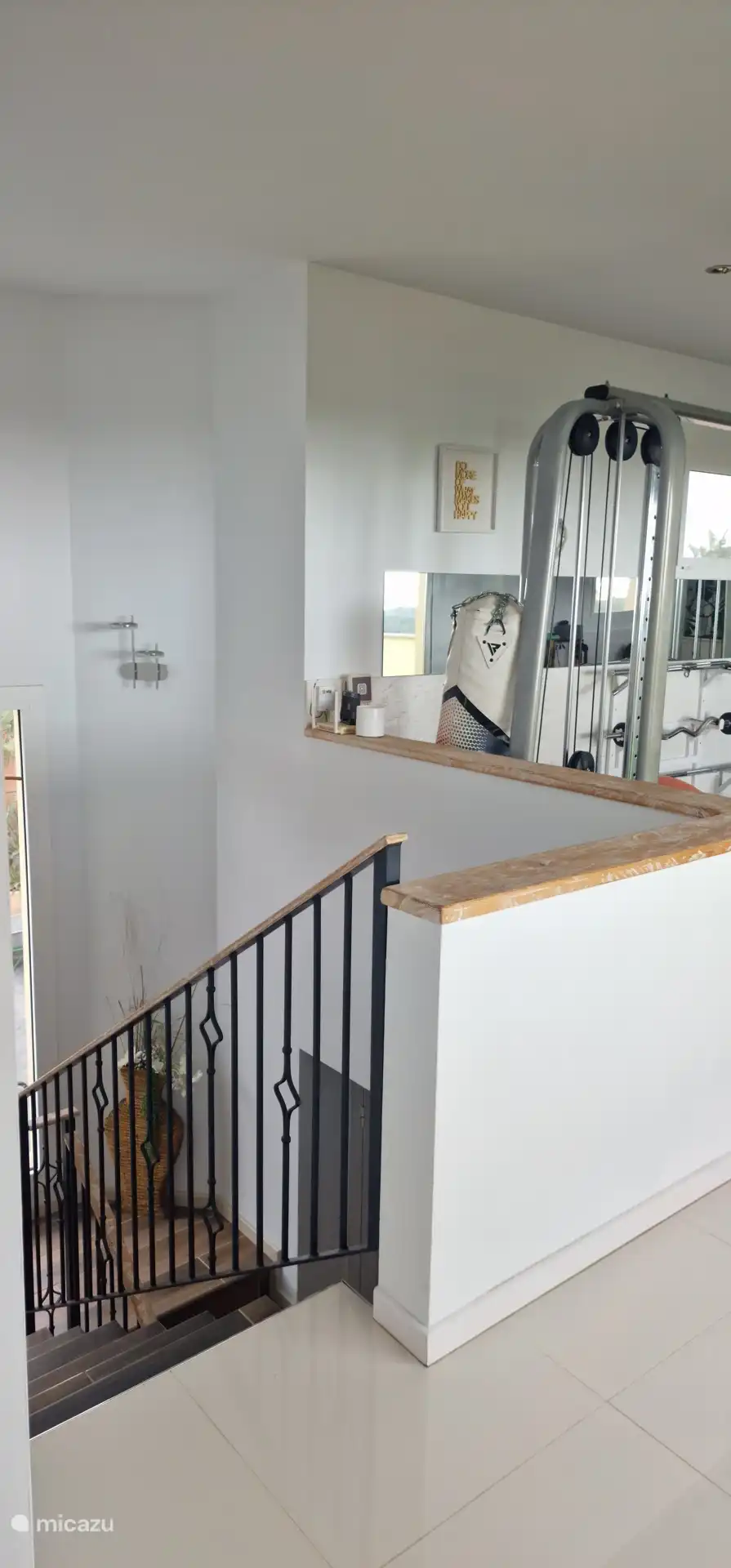 Trap gezien vanaf ingang MB