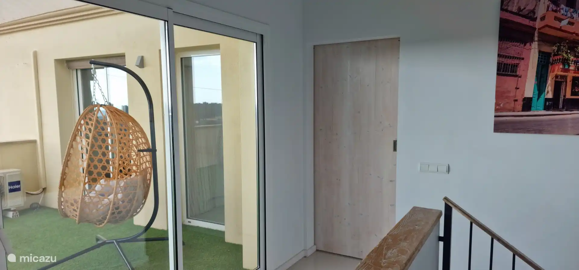 Bovenste verdieping met gym en ingang schuifdeur naar Masterbedroom en aparte badkamer.