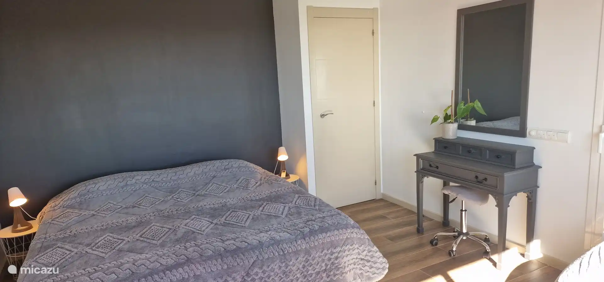 Slaapkamer met zeezicht en balkondeur. Tweepersoonsbed naar 2 x eenpersoons te realiseren.